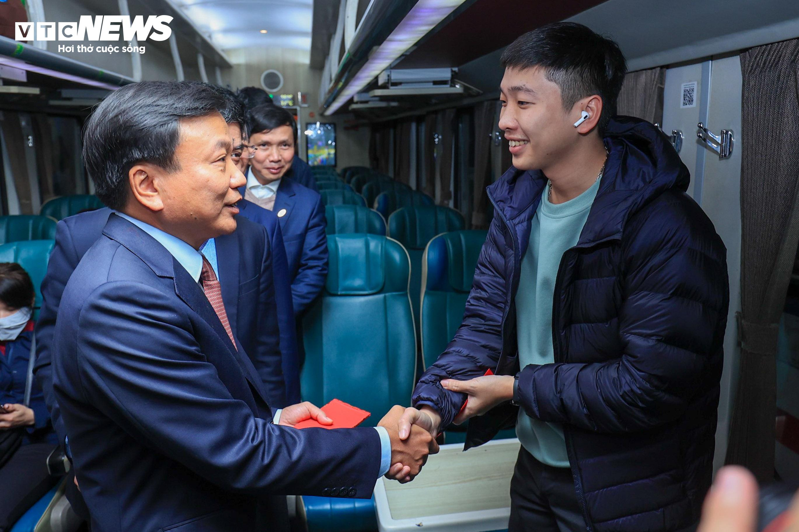 Những vị khách đặc biệt trên chuyến tàu đêm giao thừa đầy cảm xúc - 10