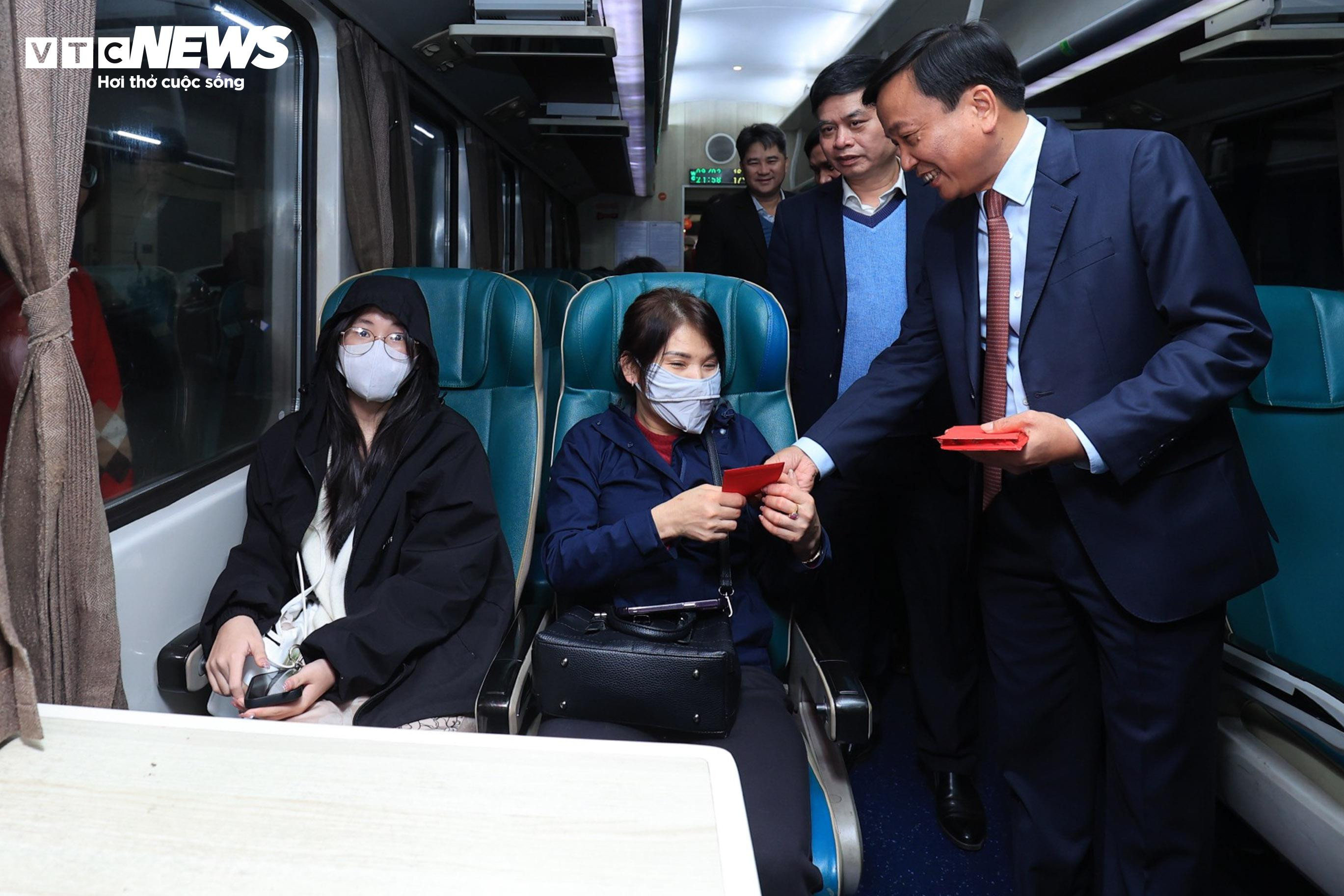 Những vị khách đặc biệt trên chuyến tàu đêm giao thừa đầy cảm xúc - 11