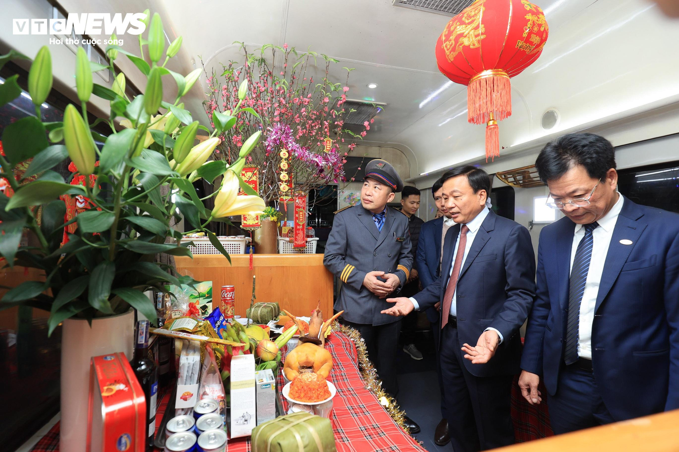 Những vị khách đặc biệt trên chuyến tàu đêm giao thừa đầy cảm xúc - 8