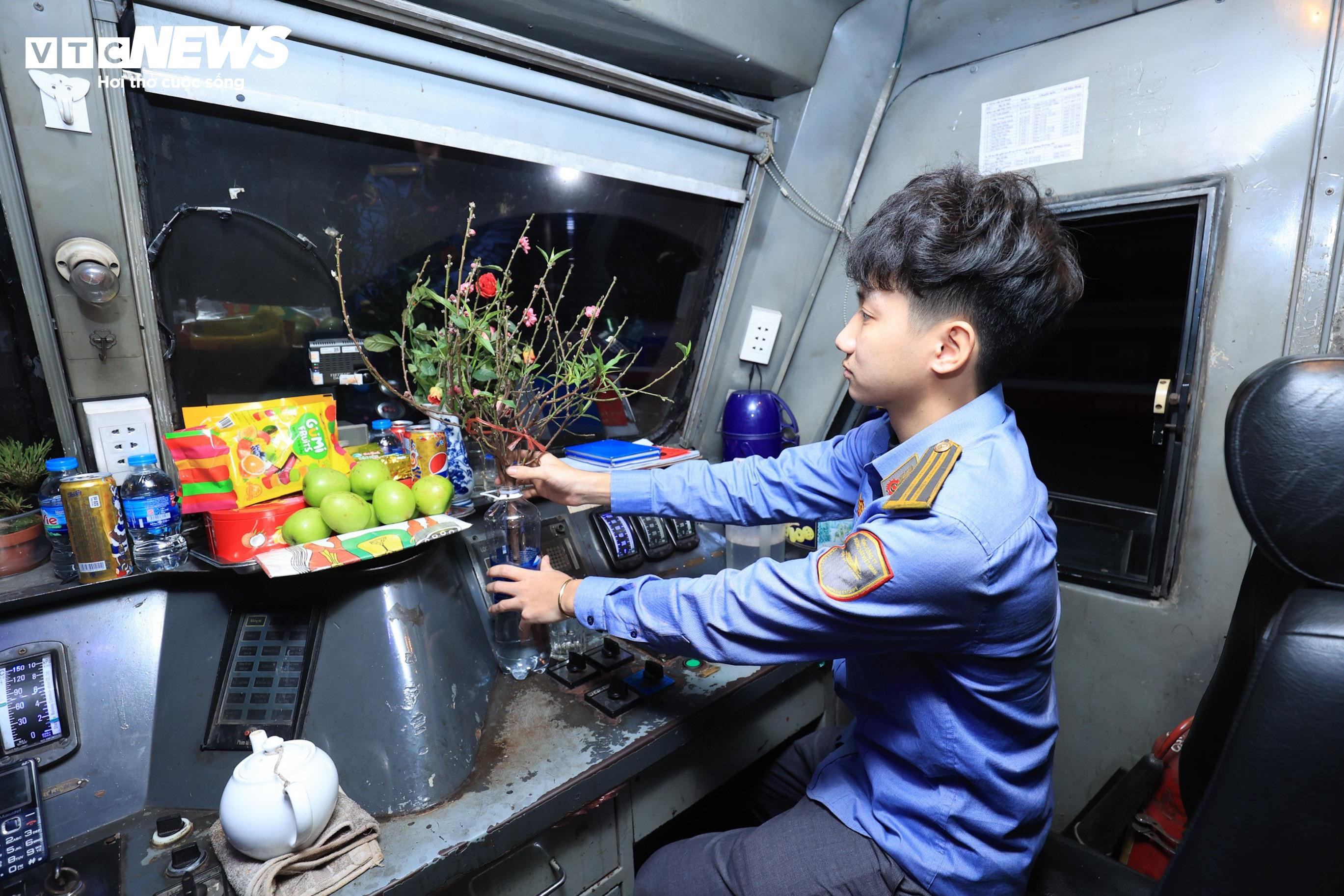 Những vị khách đặc biệt trên chuyến tàu đêm giao thừa đầy cảm xúc - 12