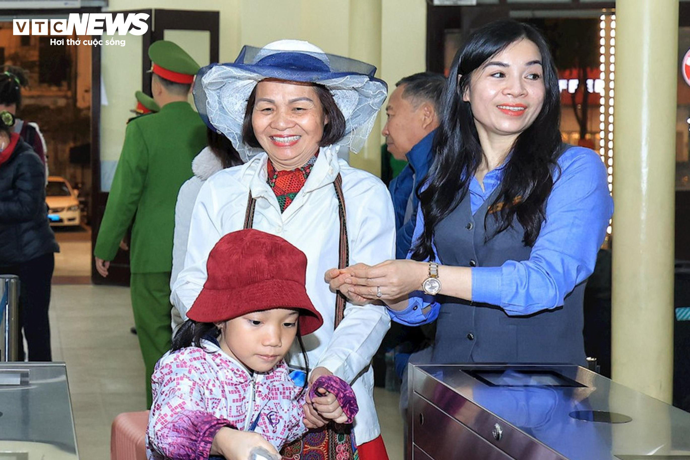 Những vị khách đặc biệt trên chuyến tàu đêm giao thừa đầy cảm xúc - 5