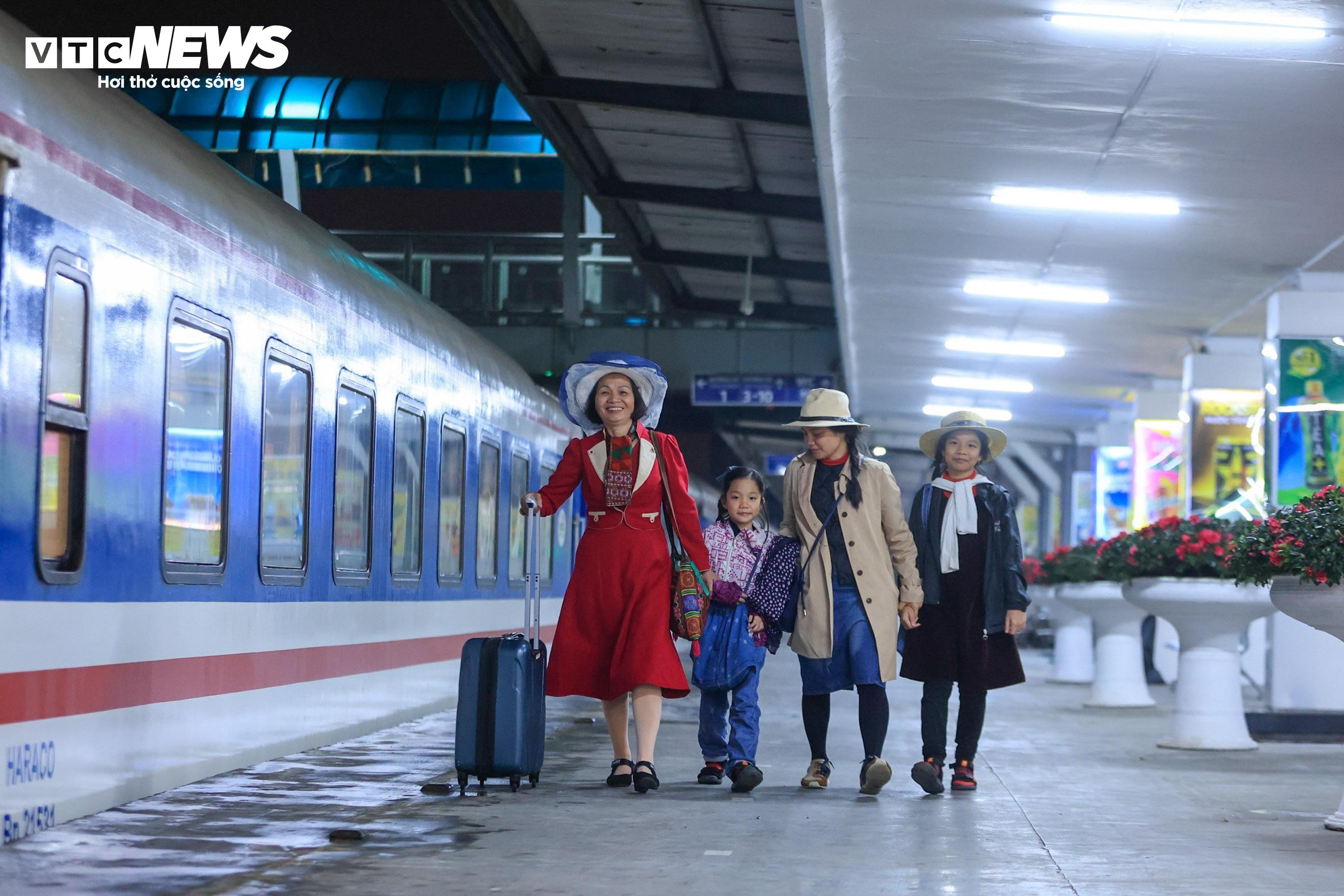 Những vị khách đặc biệt trên chuyến tàu đêm giao thừa đầy cảm xúc - 1