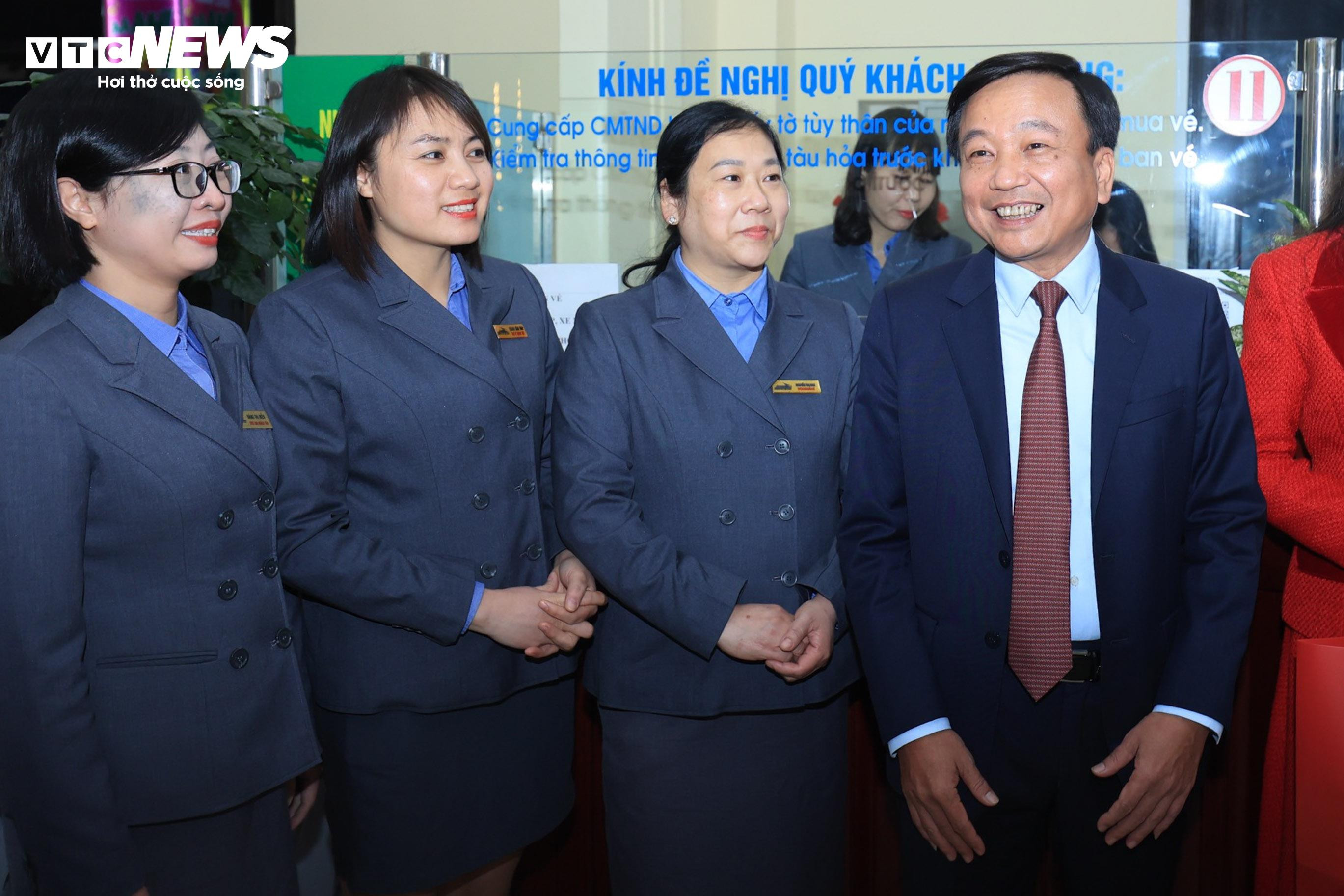 Những vị khách đặc biệt trên chuyến tàu đêm giao thừa đầy cảm xúc - 9