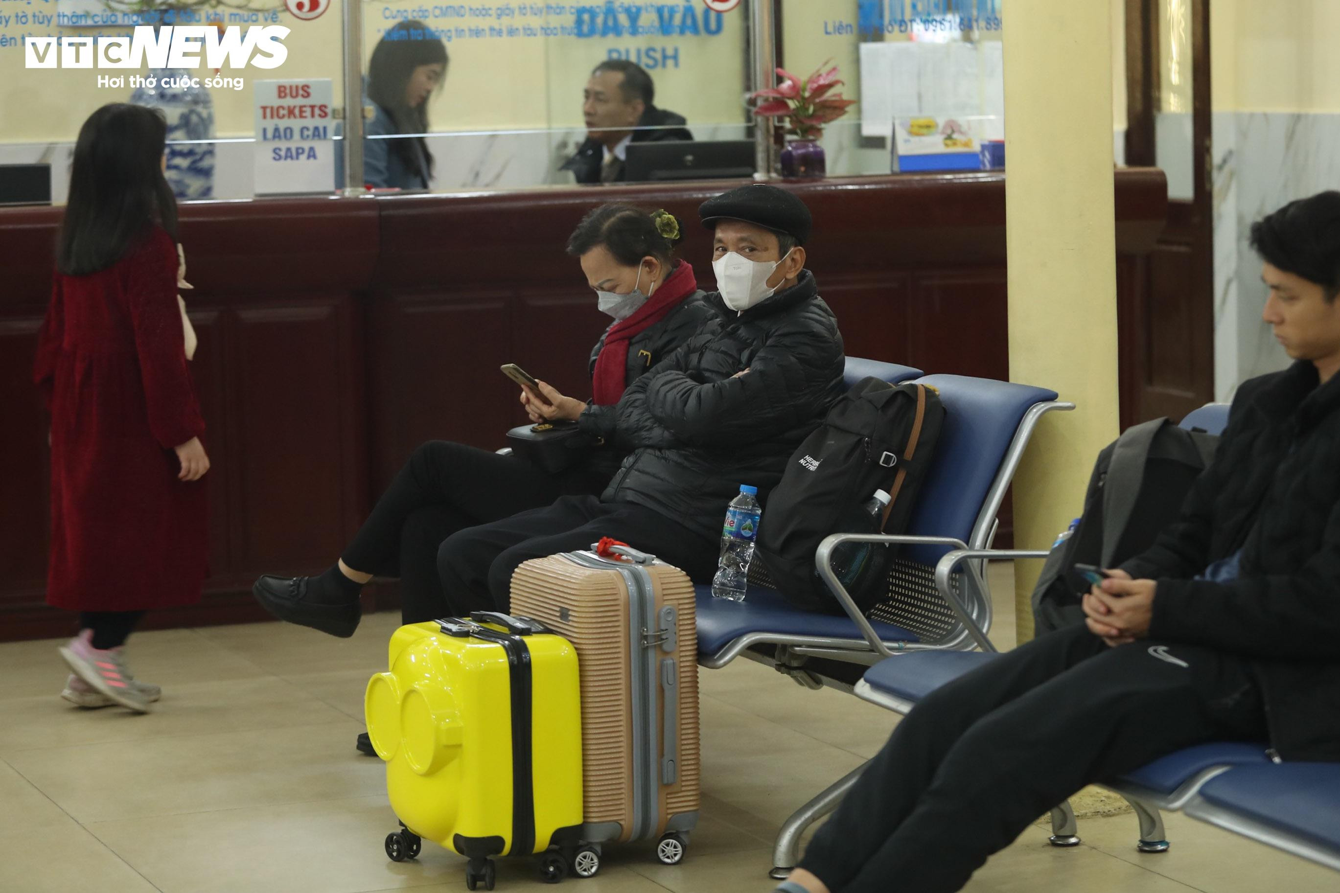 Những vị khách đặc biệt trên chuyến tàu đêm giao thừa đầy cảm xúc - 2