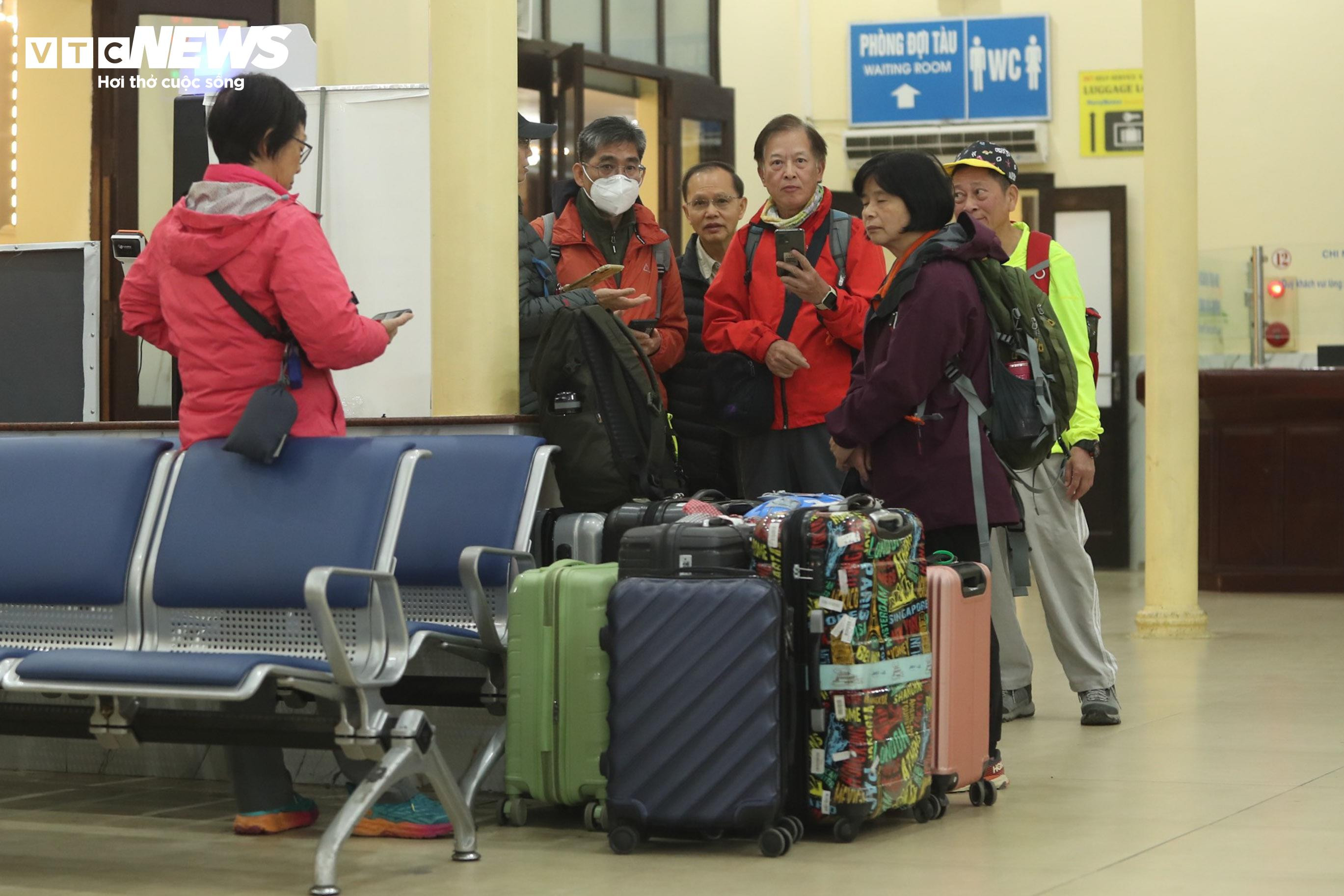 Những vị khách đặc biệt trên chuyến tàu đêm giao thừa đầy cảm xúc - 3