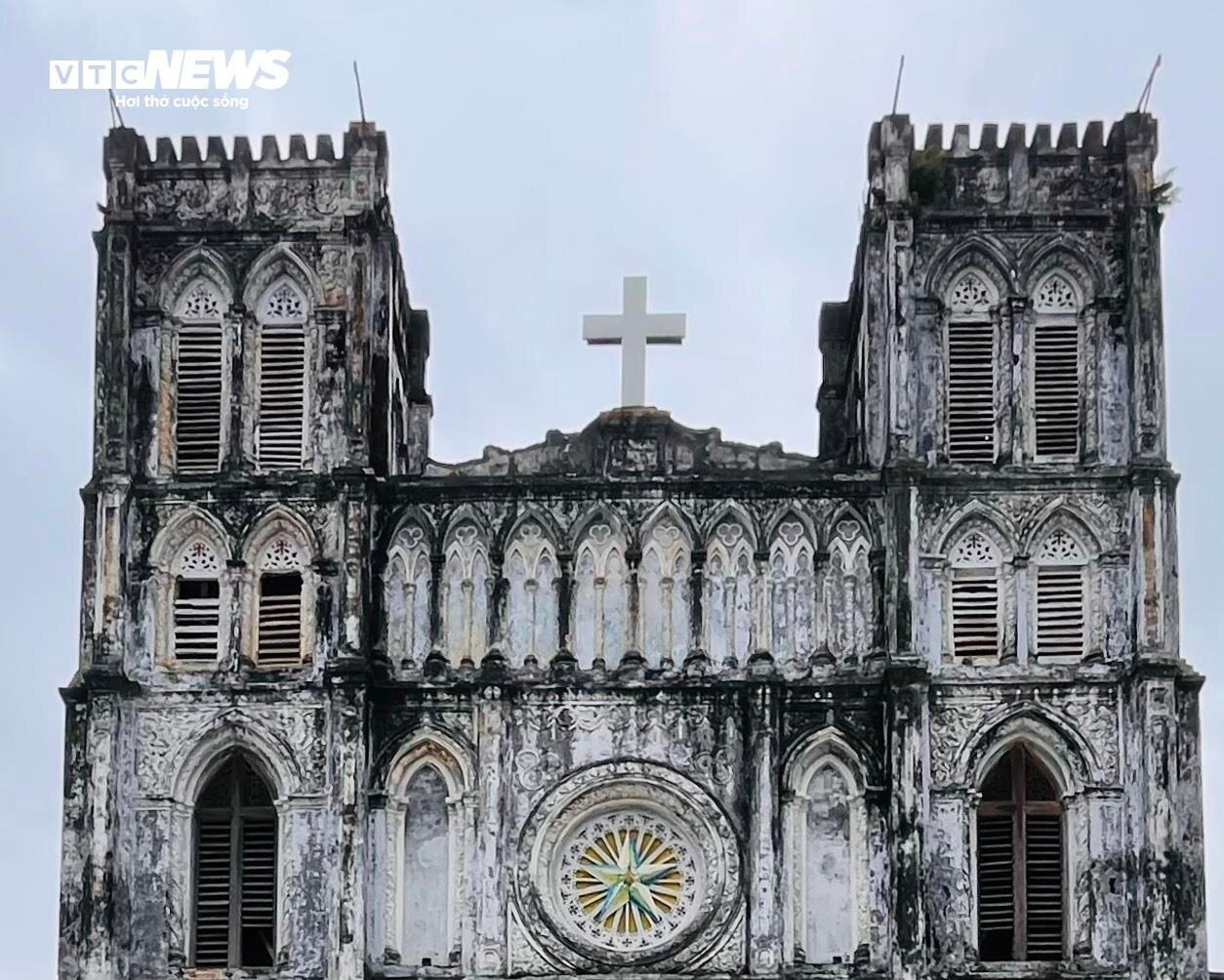 Du khách thích thú 'check-in' nhà thờ cổ hơn 130 năm tuổi ở Phú Yên - 3