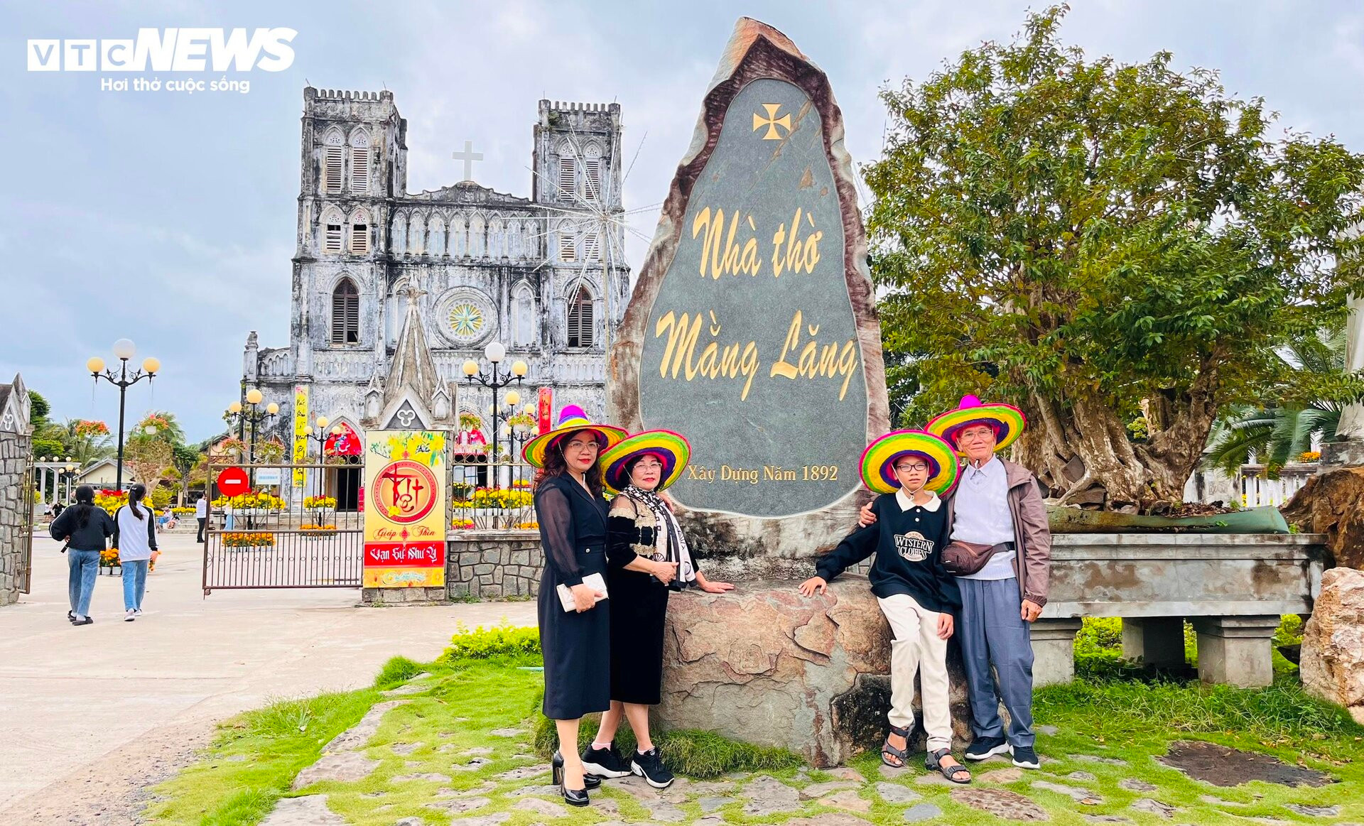 Du khách thích thú 'check-in' nhà thờ cổ hơn 130 năm tuổi ở Phú Yên - 11