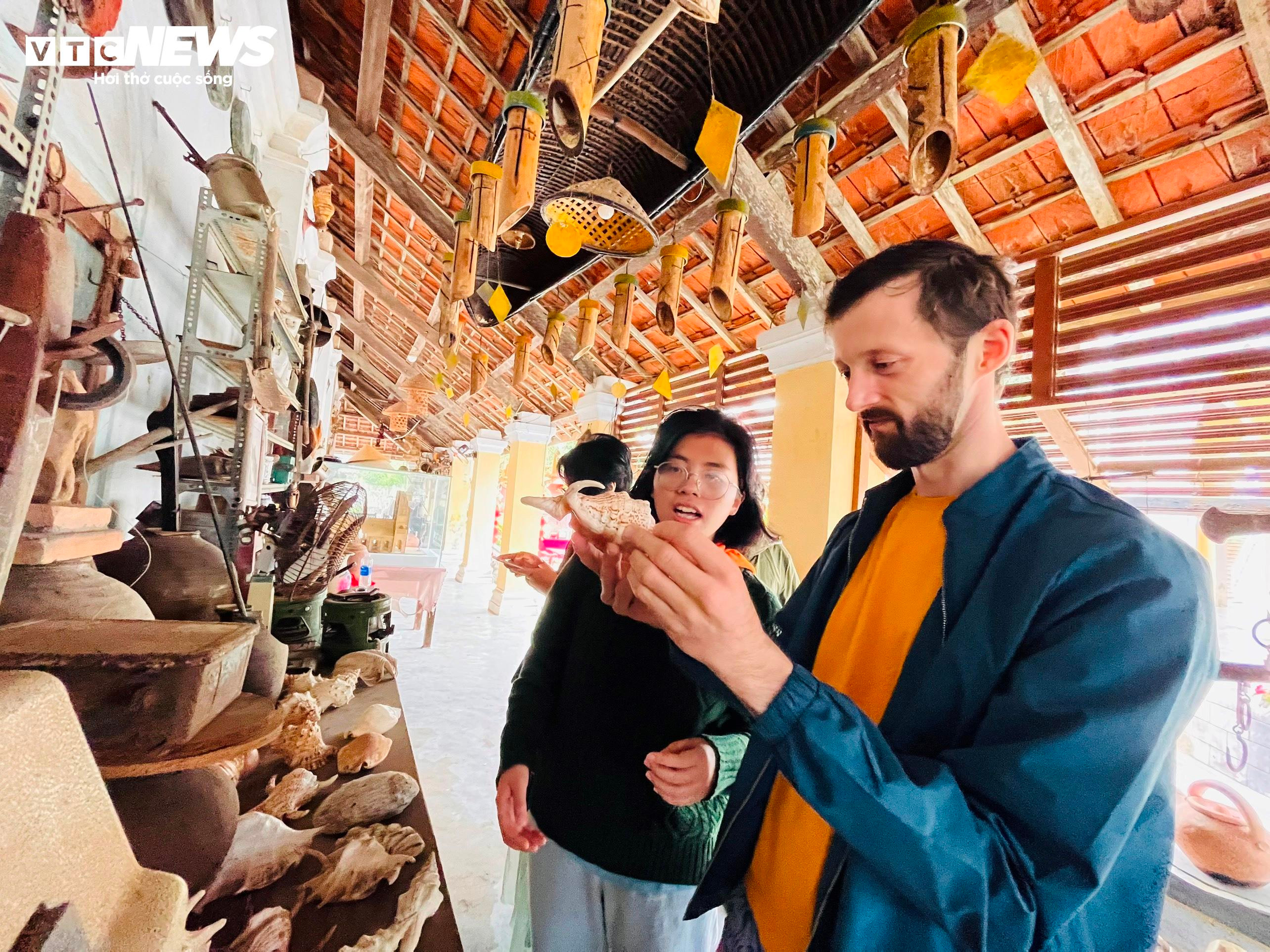 Du khách thích thú 'check-in' nhà thờ cổ hơn 130 năm tuổi ở Phú Yên - 9