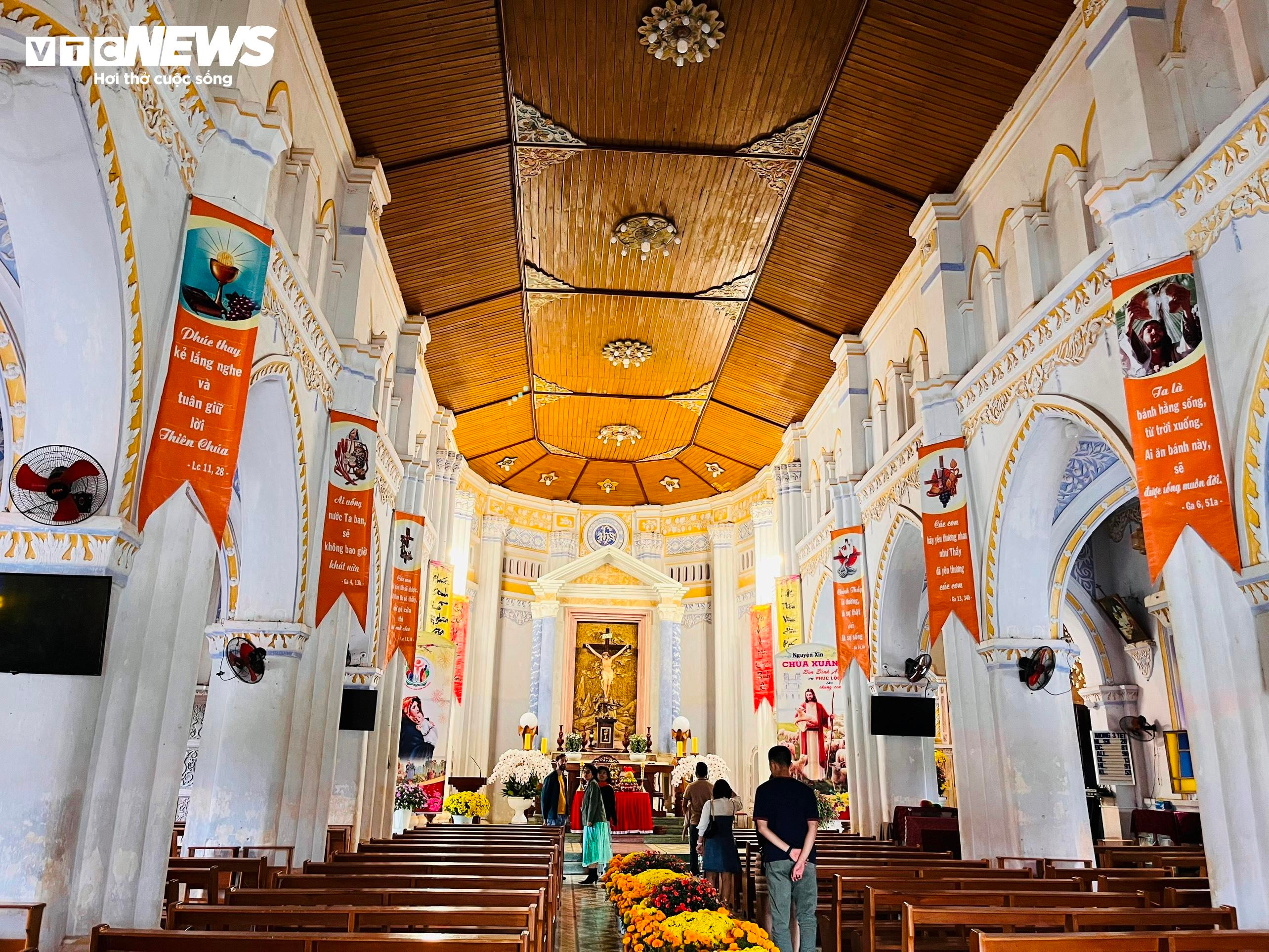 Du khách thích thú 'check-in' nhà thờ cổ hơn 130 năm tuổi ở Phú Yên - 4