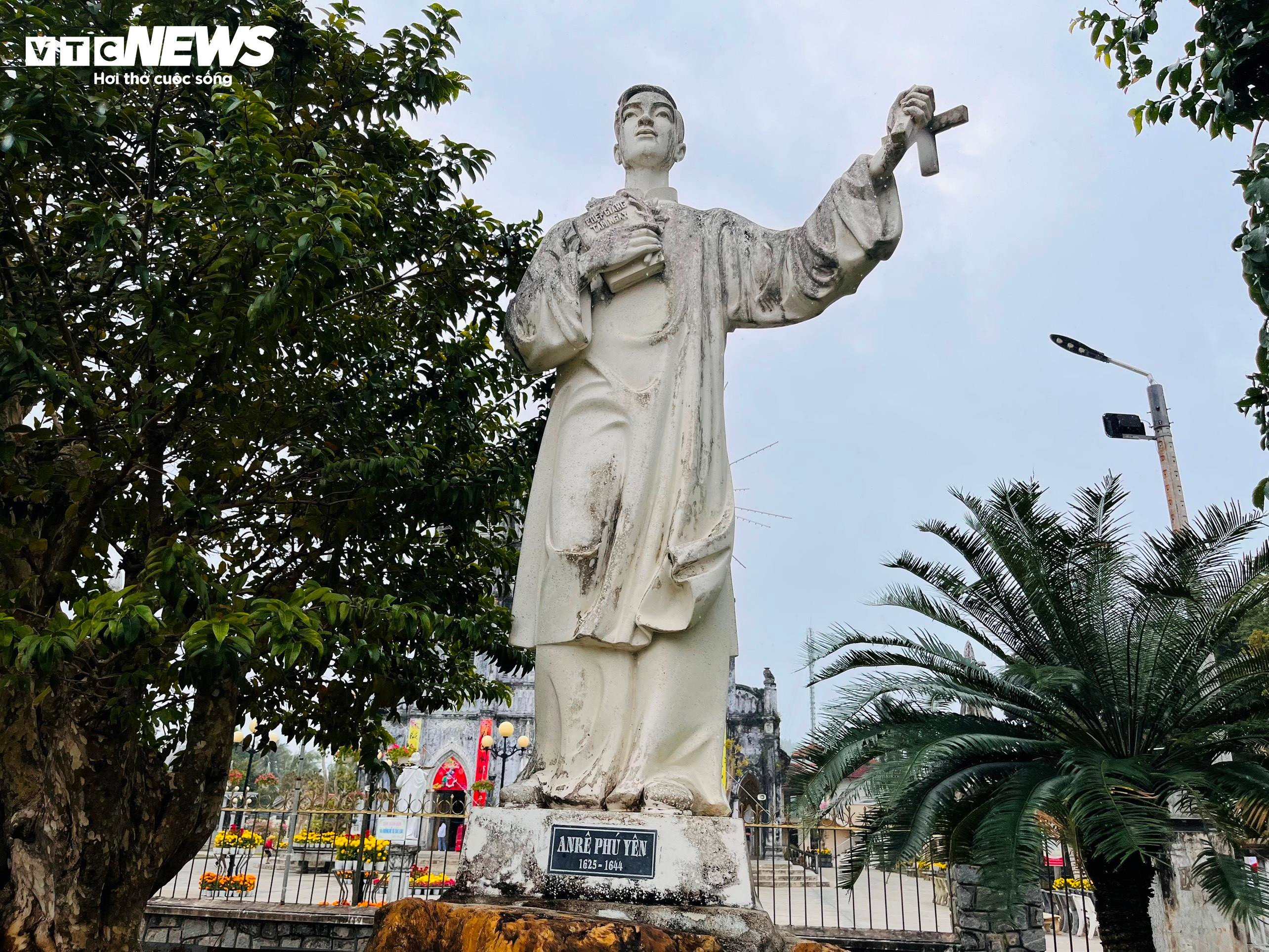 Du khách thích thú 'check-in' nhà thờ cổ hơn 130 năm tuổi ở Phú Yên - 7