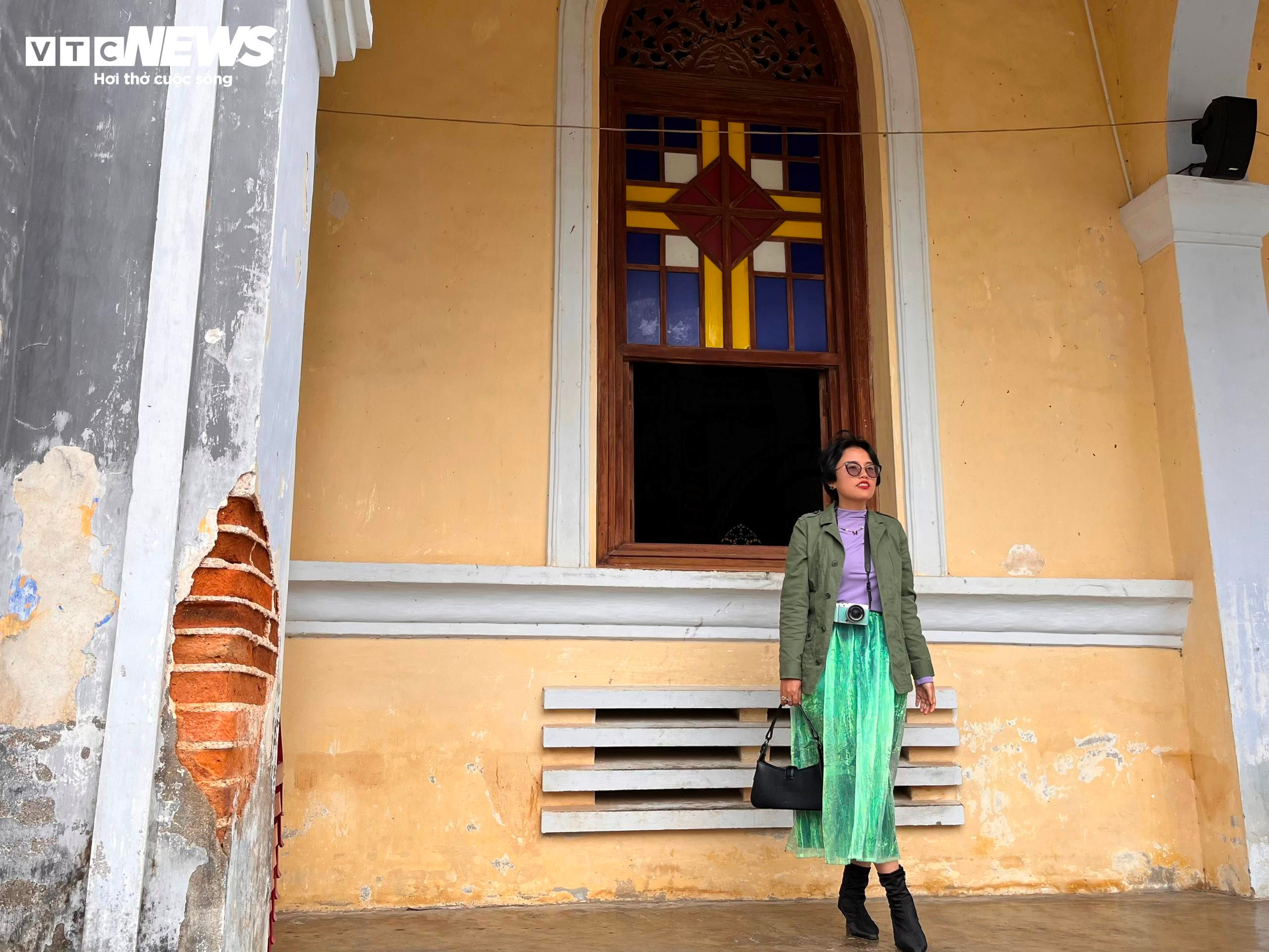 Du khách thích thú 'check-in' nhà thờ cổ hơn 130 năm tuổi ở Phú Yên - 10