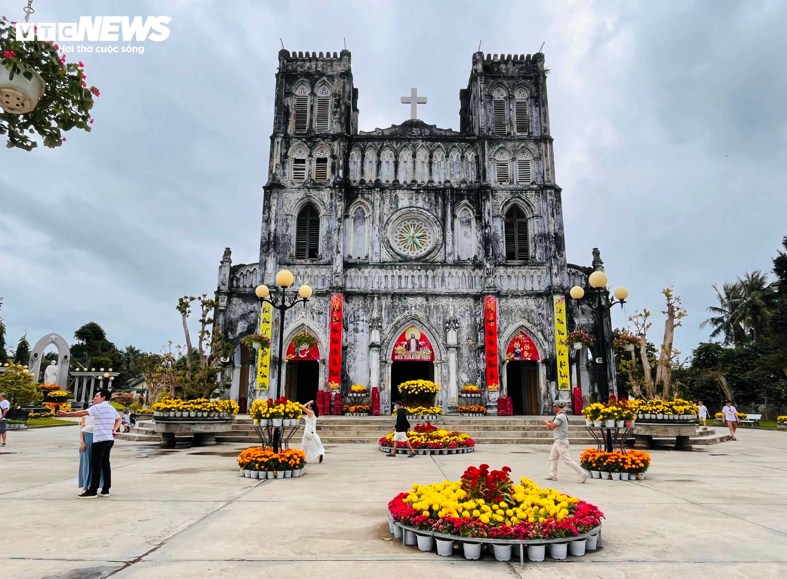 Du khách thích thú 'check-in' nhà thờ cổ hơn 130 năm tuổi ở Phú Yên - 1