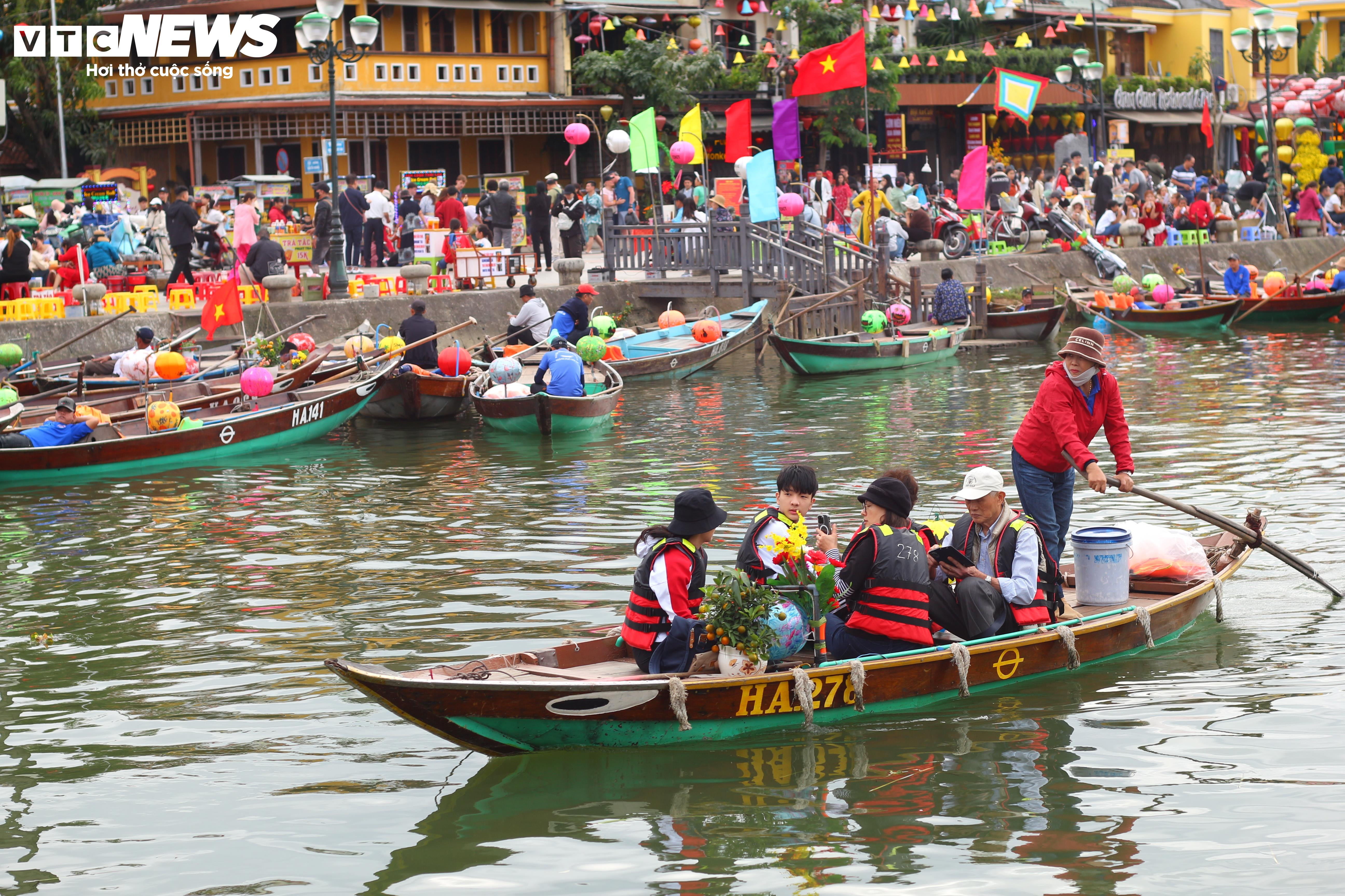 Nữ du khách ngoại quốc thướt tha áo dài tản bộ phố cổ Hội An dịp Tết Nguyên đán - 9