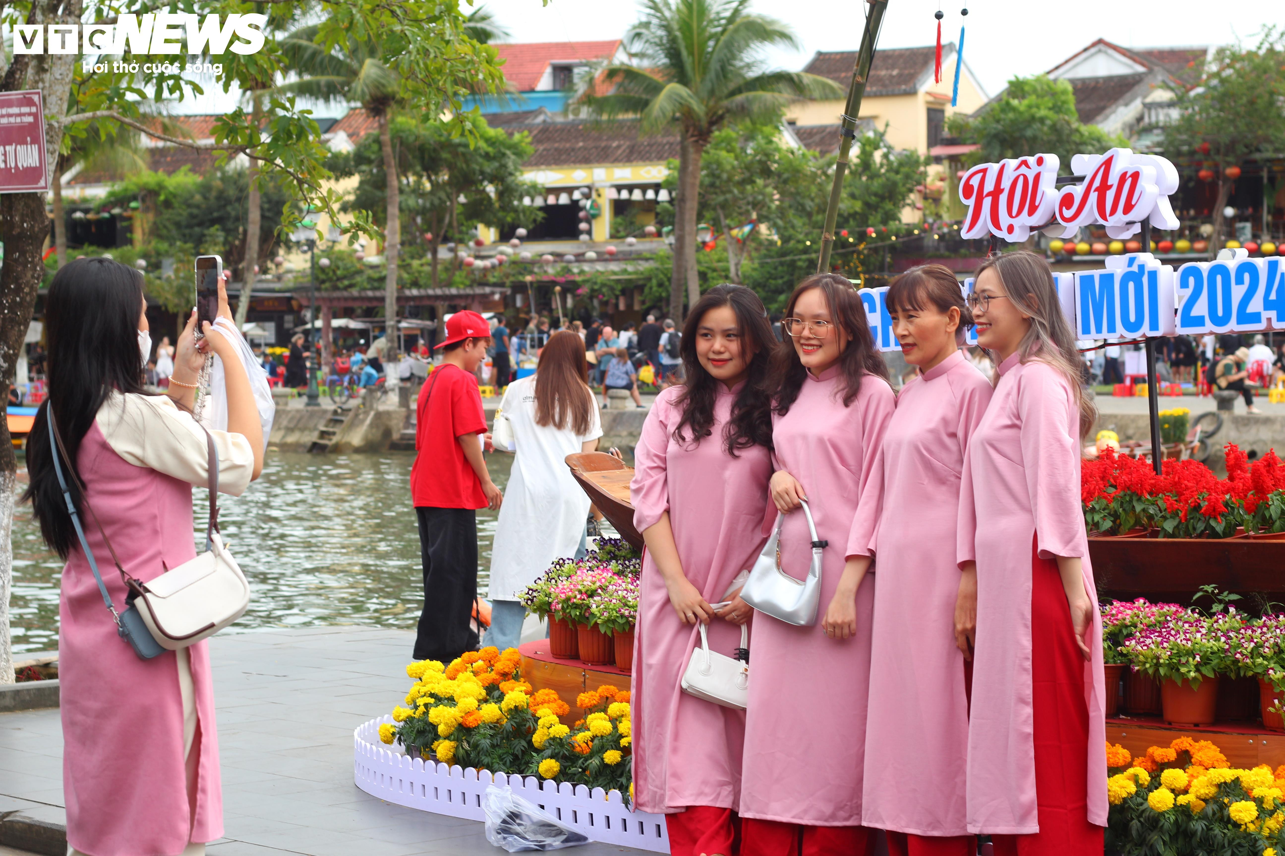 Nữ du khách ngoại quốc thướt tha áo dài tản bộ phố cổ Hội An dịp Tết Nguyên đán - 8