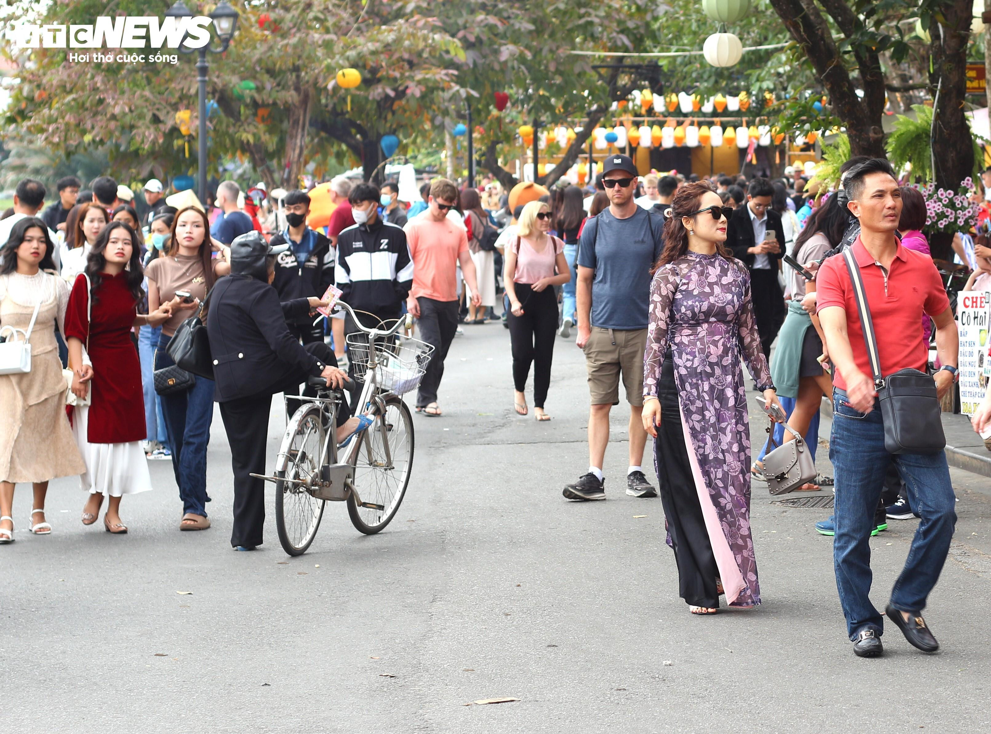Nữ du khách ngoại quốc thướt tha áo dài tản bộ phố cổ Hội An dịp Tết Nguyên đán - 7
