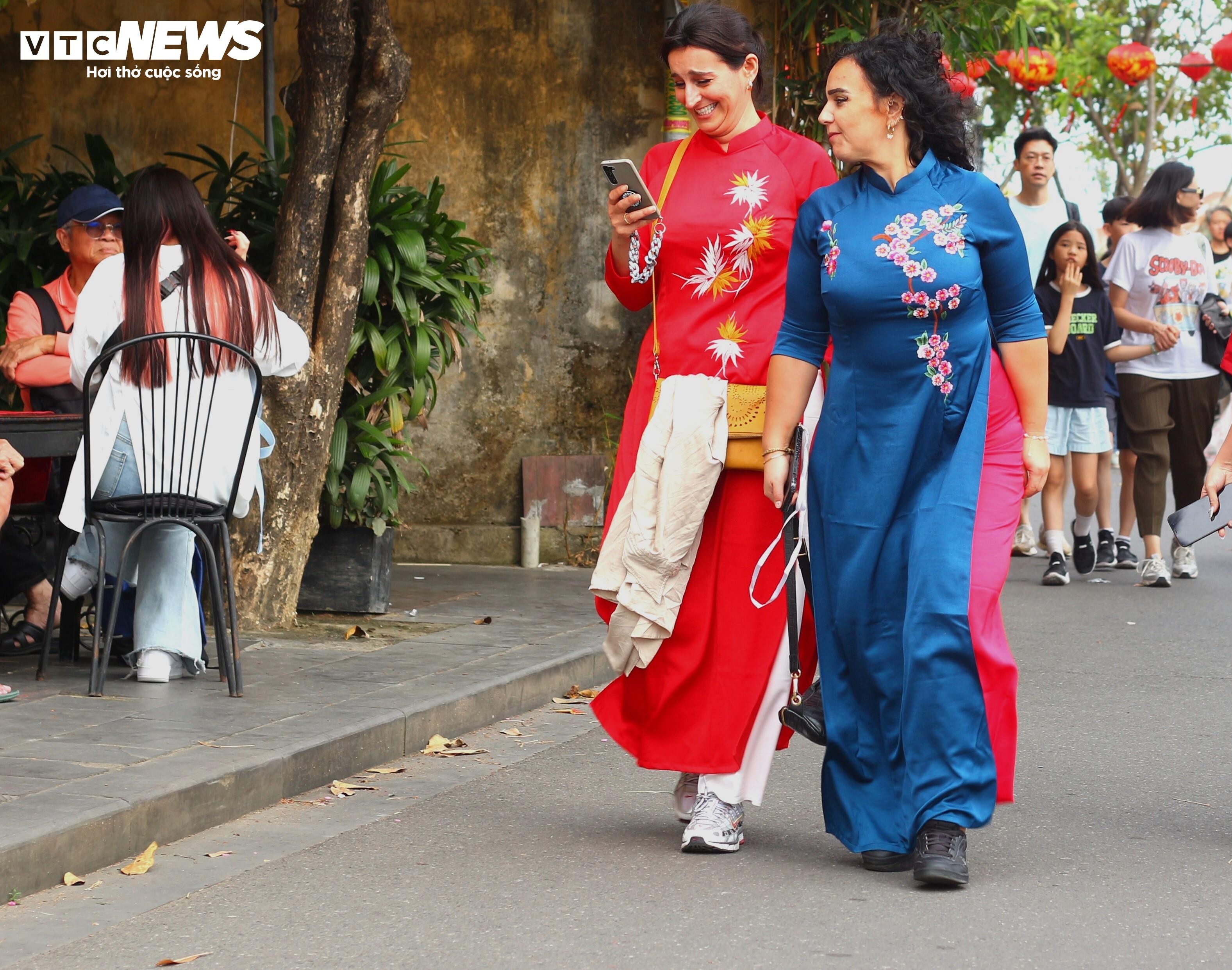 Nữ du khách ngoại quốc thướt tha áo dài tản bộ phố cổ Hội An dịp Tết Nguyên đán - 6