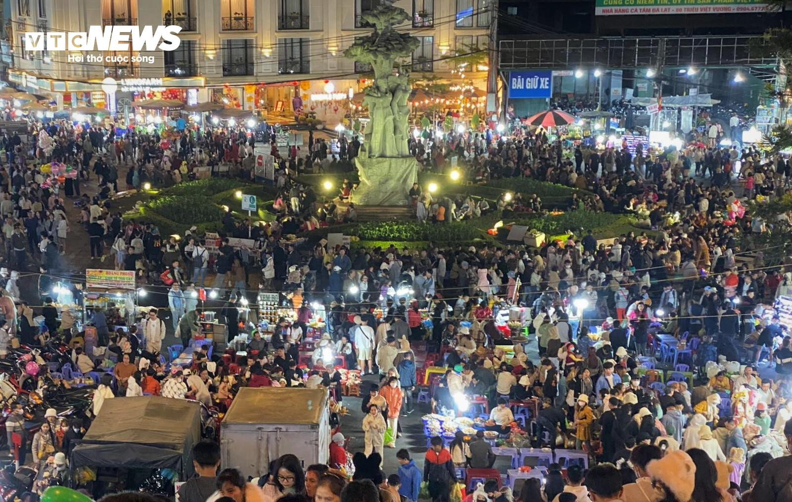 Du khách thích thú dạo chơi, ăn vặt giữa 'biển người' ở chợ đêm Đà Lạt - 2