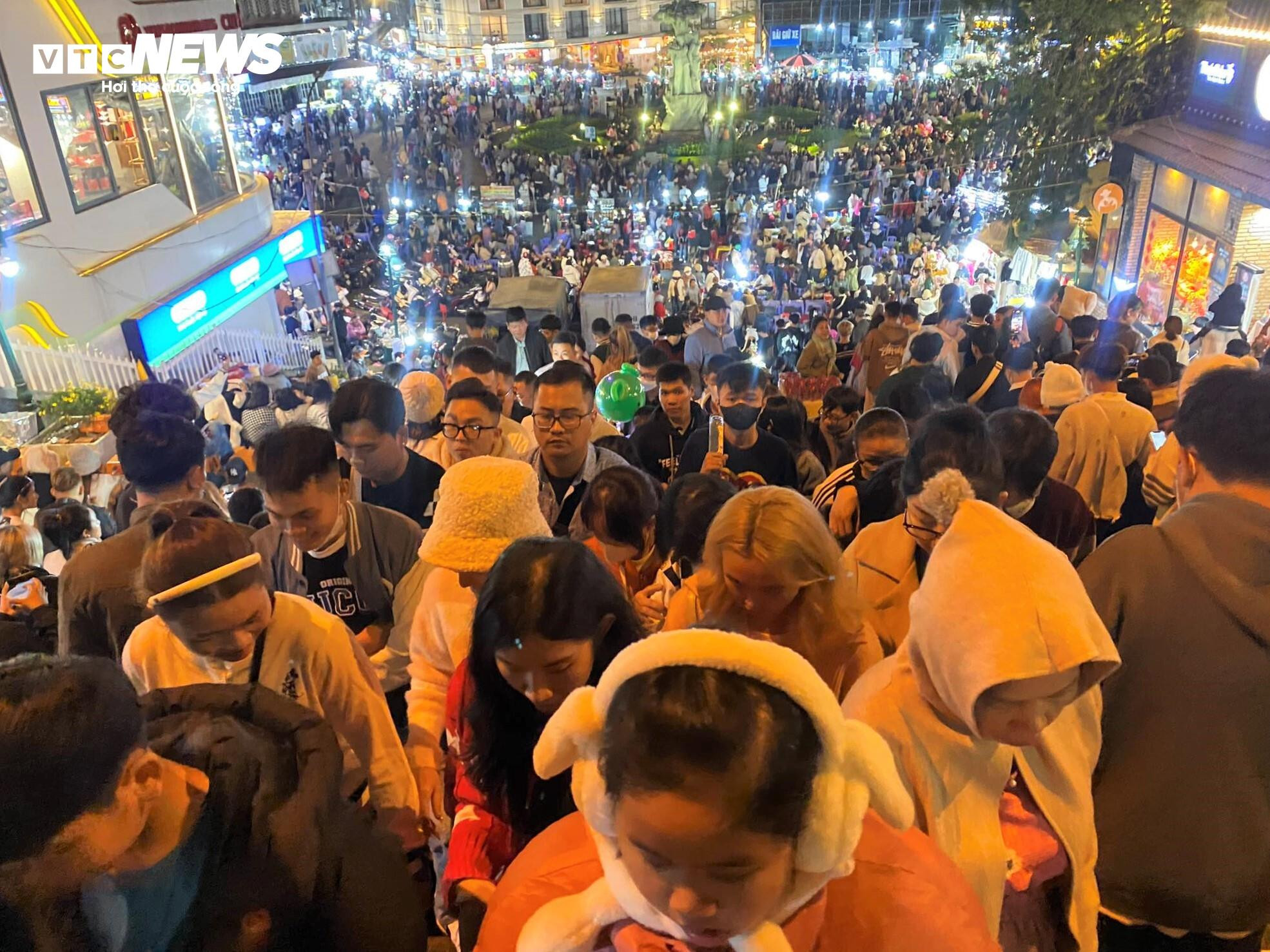 Du khách thích thú dạo chơi, ăn vặt giữa 'biển người' ở chợ đêm Đà Lạt - 4