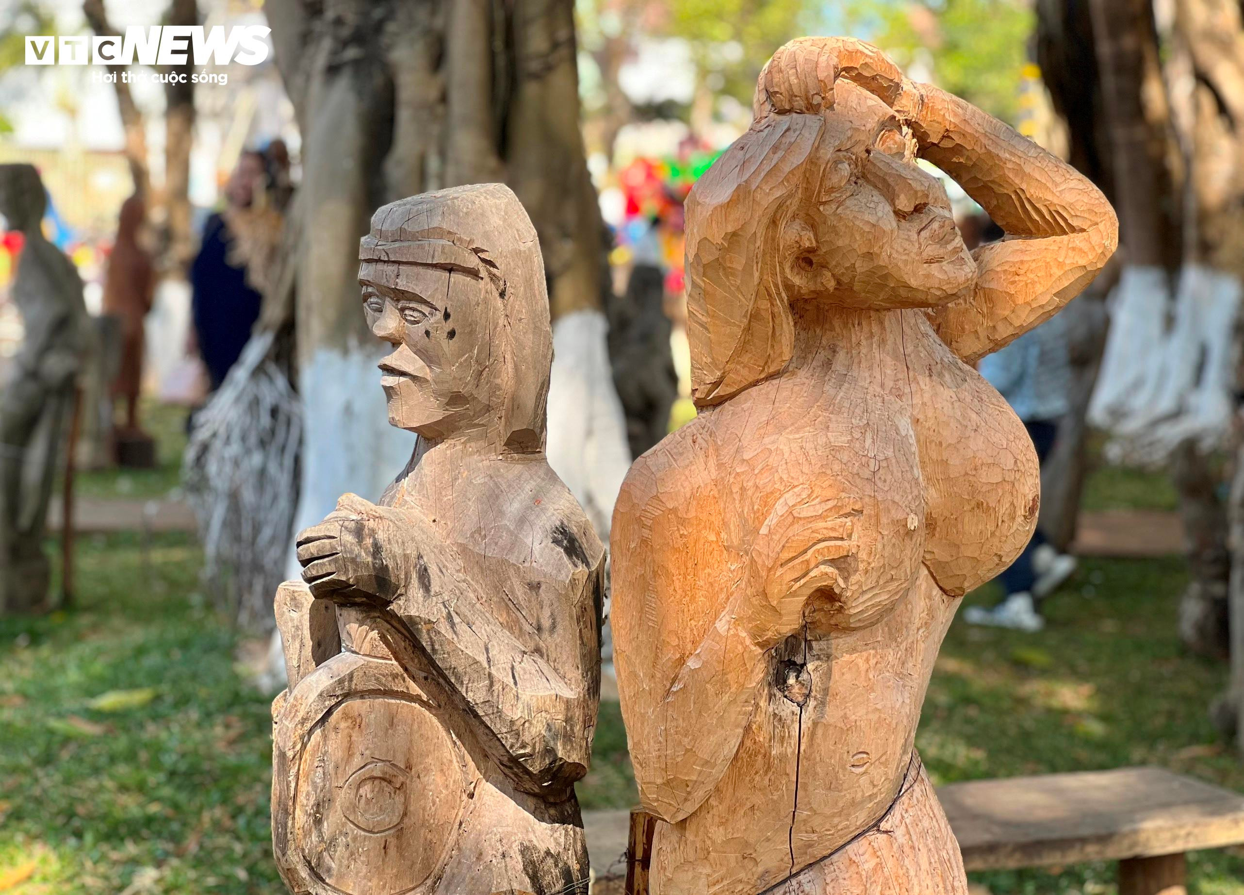 Du khách nườm nượp 'check-in' khu trưng bày hơn 3 vạn hiện vật cổ Tây Nguyên - 5