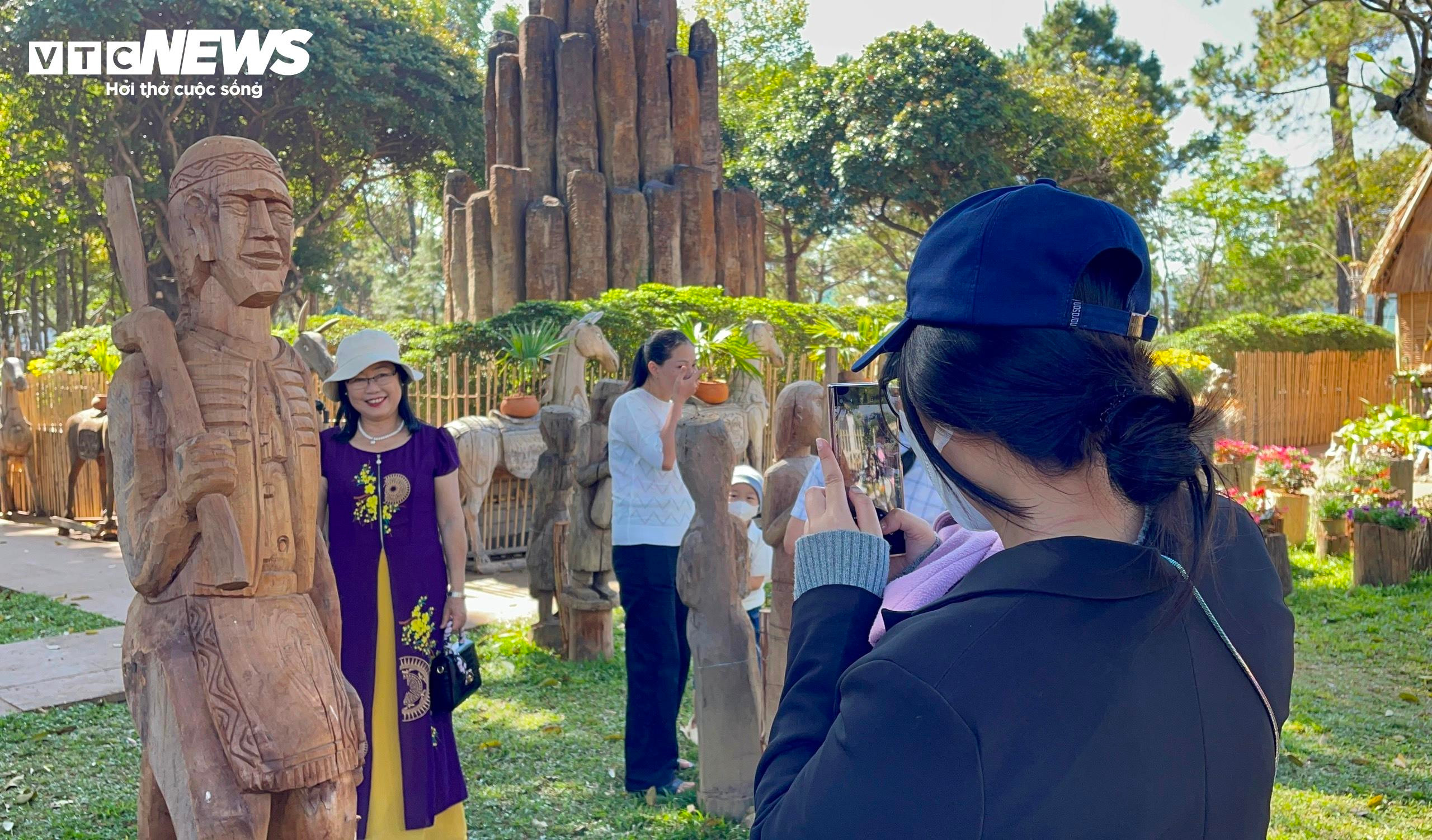 Du khách nườm nượp 'check-in' khu trưng bày hơn 3 vạn hiện vật cổ Tây Nguyên - 8