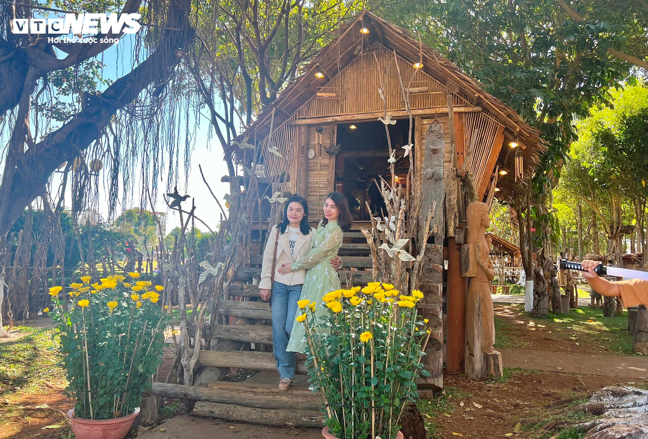 Du khách nườm nượp 'check-in' khu trưng bày hơn 3 vạn hiện vật cổ Tây Nguyên - 11