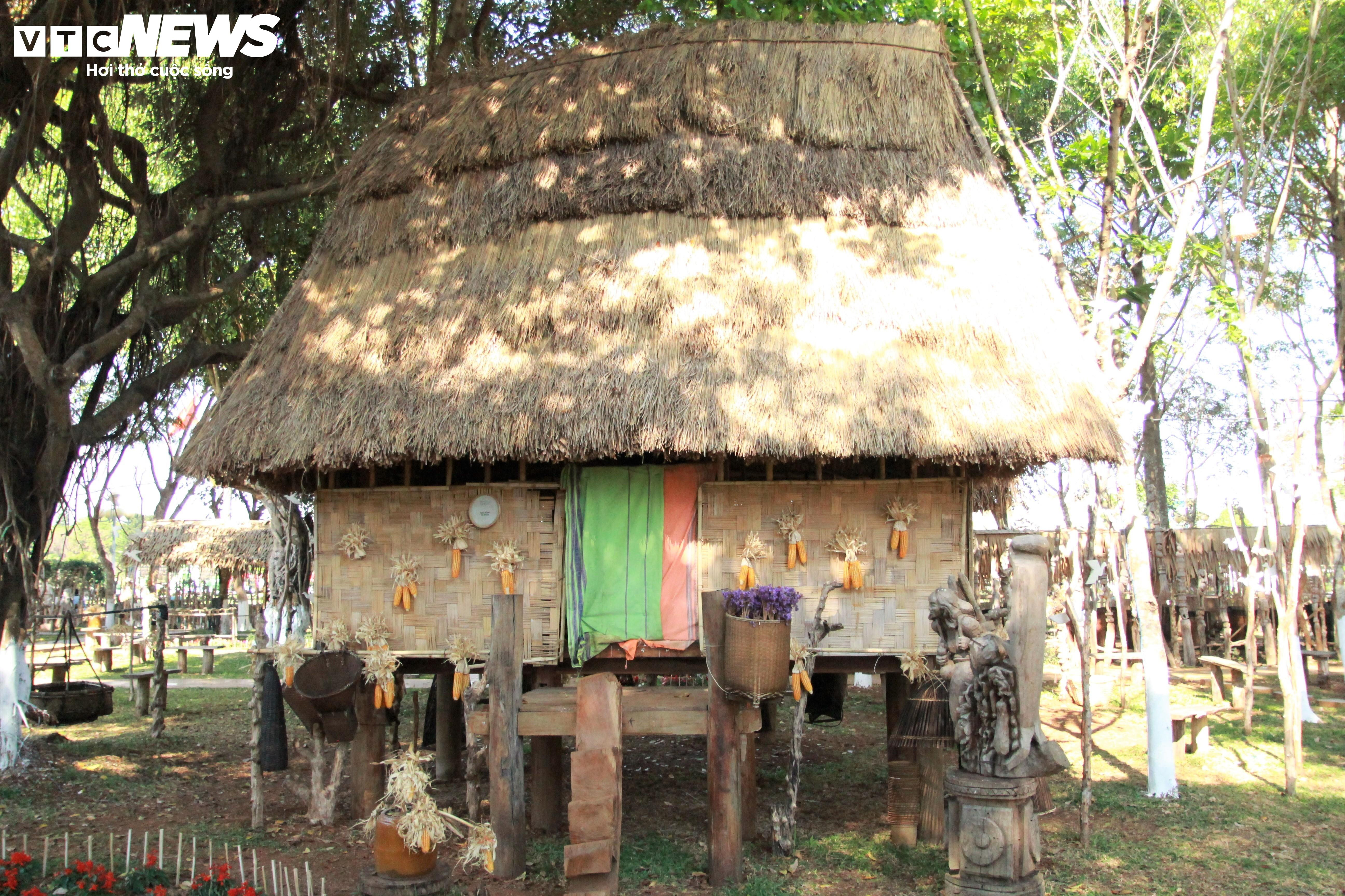 Du khách nườm nượp 'check-in' khu trưng bày hơn 3 vạn hiện vật cổ Tây Nguyên - 2