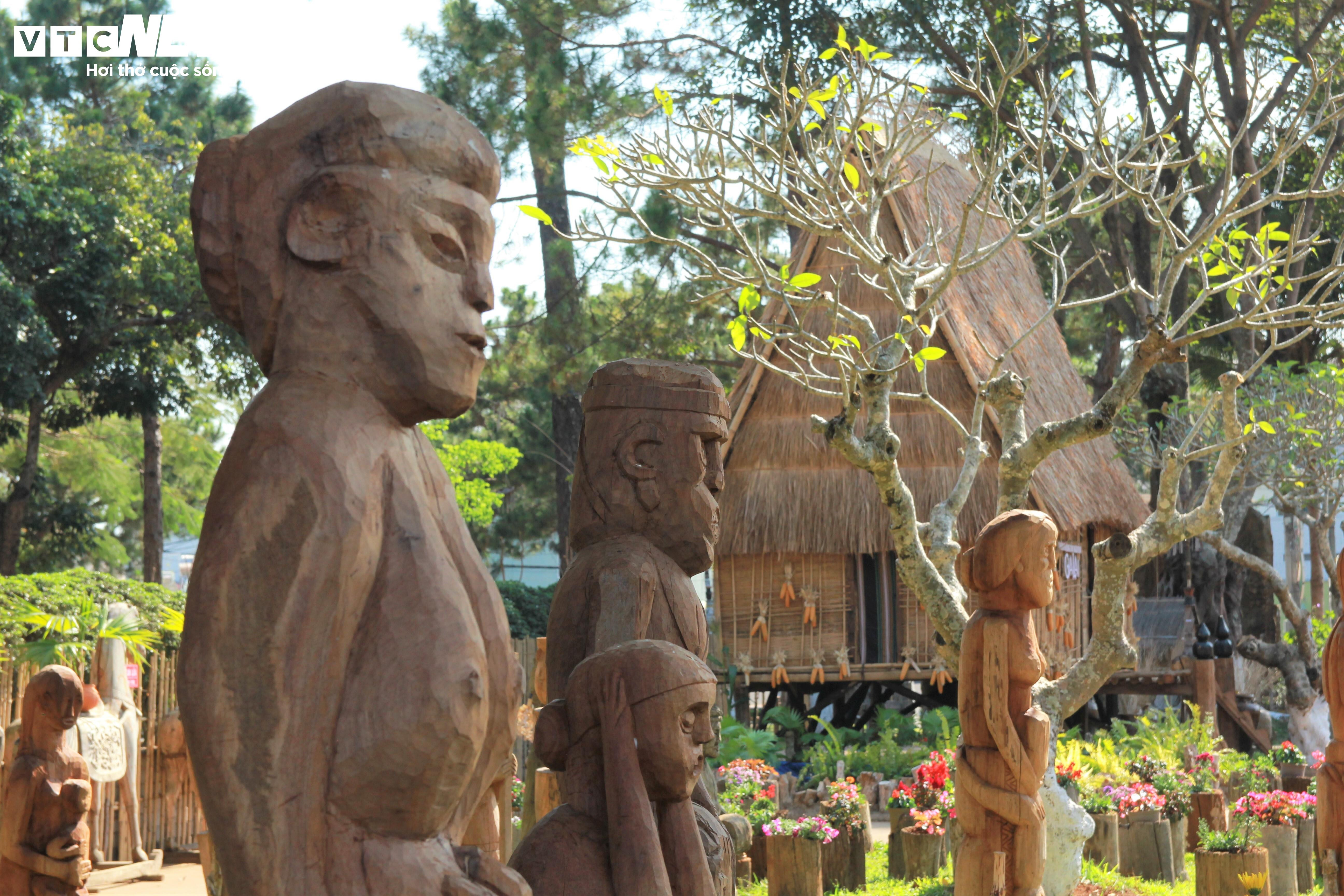 Du khách nườm nượp 'check-in' khu trưng bày hơn 3 vạn hiện vật cổ Tây Nguyên - 4