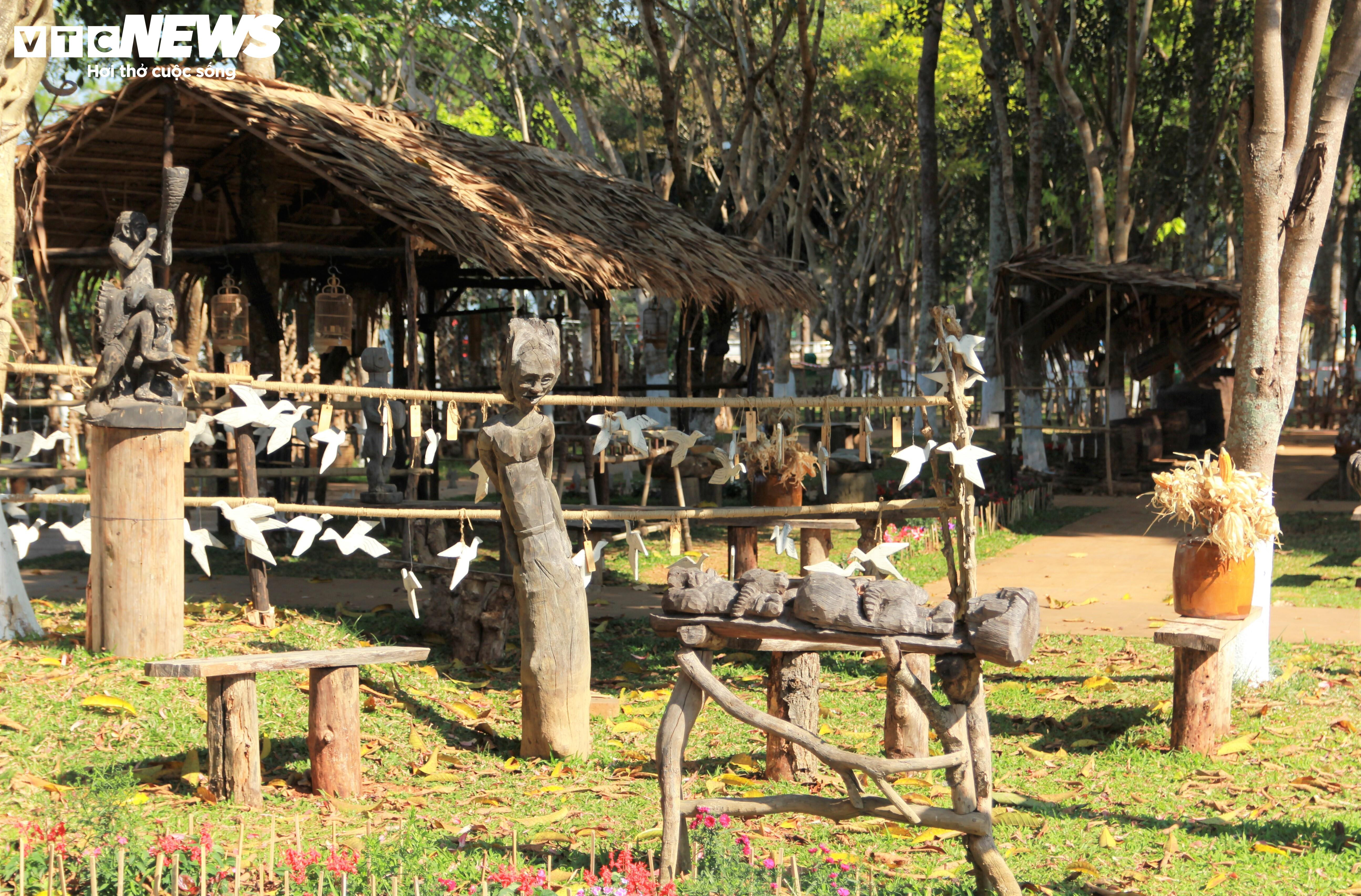 Du khách nườm nượp 'check-in' khu trưng bày hơn 3 vạn hiện vật cổ Tây Nguyên - 6