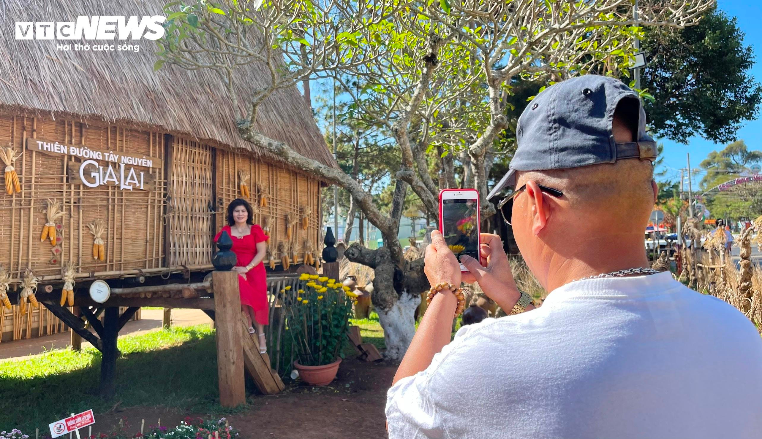 Du khách nườm nượp 'check-in' khu trưng bày hơn 3 vạn hiện vật cổ Tây Nguyên - 10