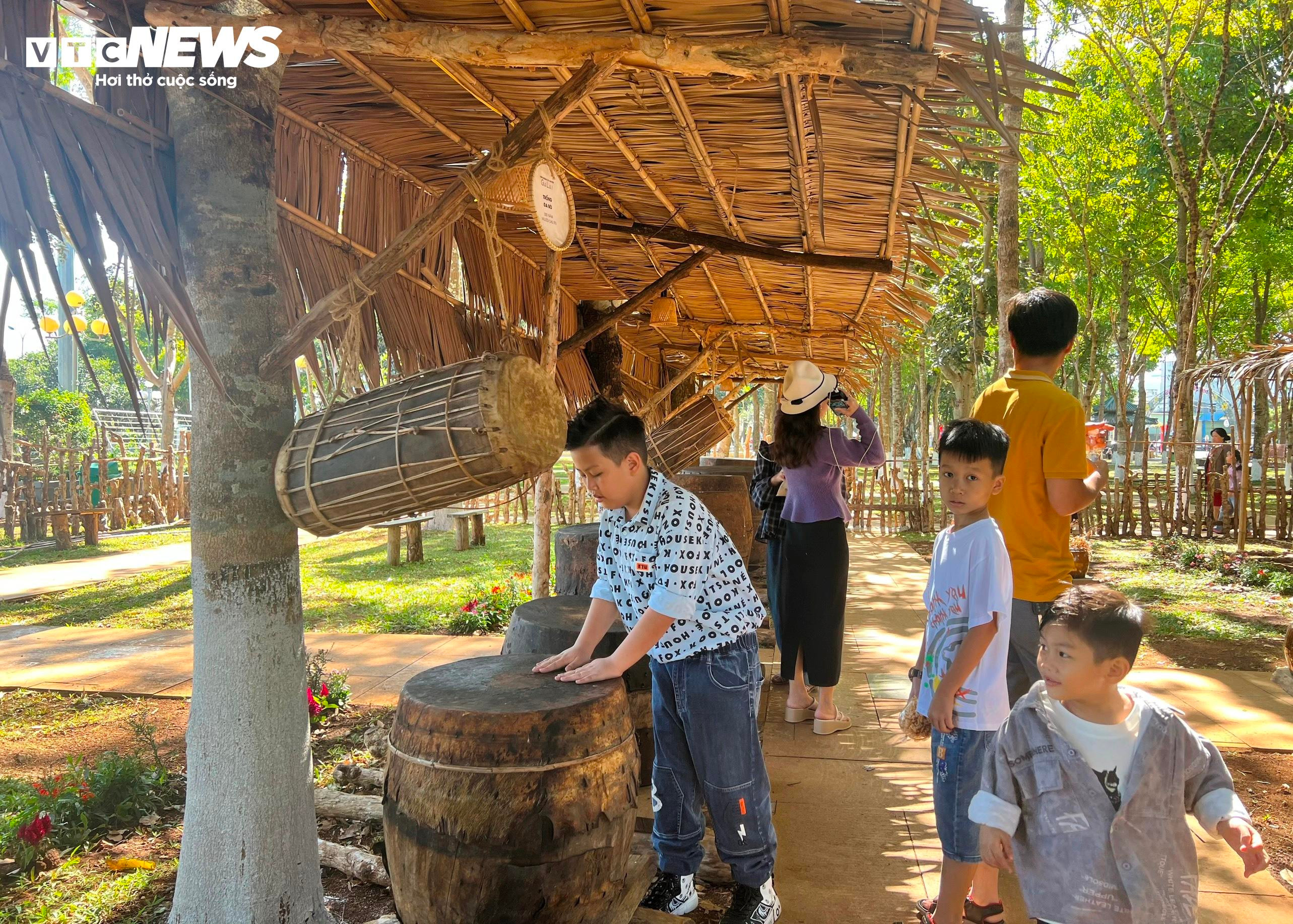 Du khách nườm nượp 'check-in' khu trưng bày hơn 3 vạn hiện vật cổ Tây Nguyên - 7