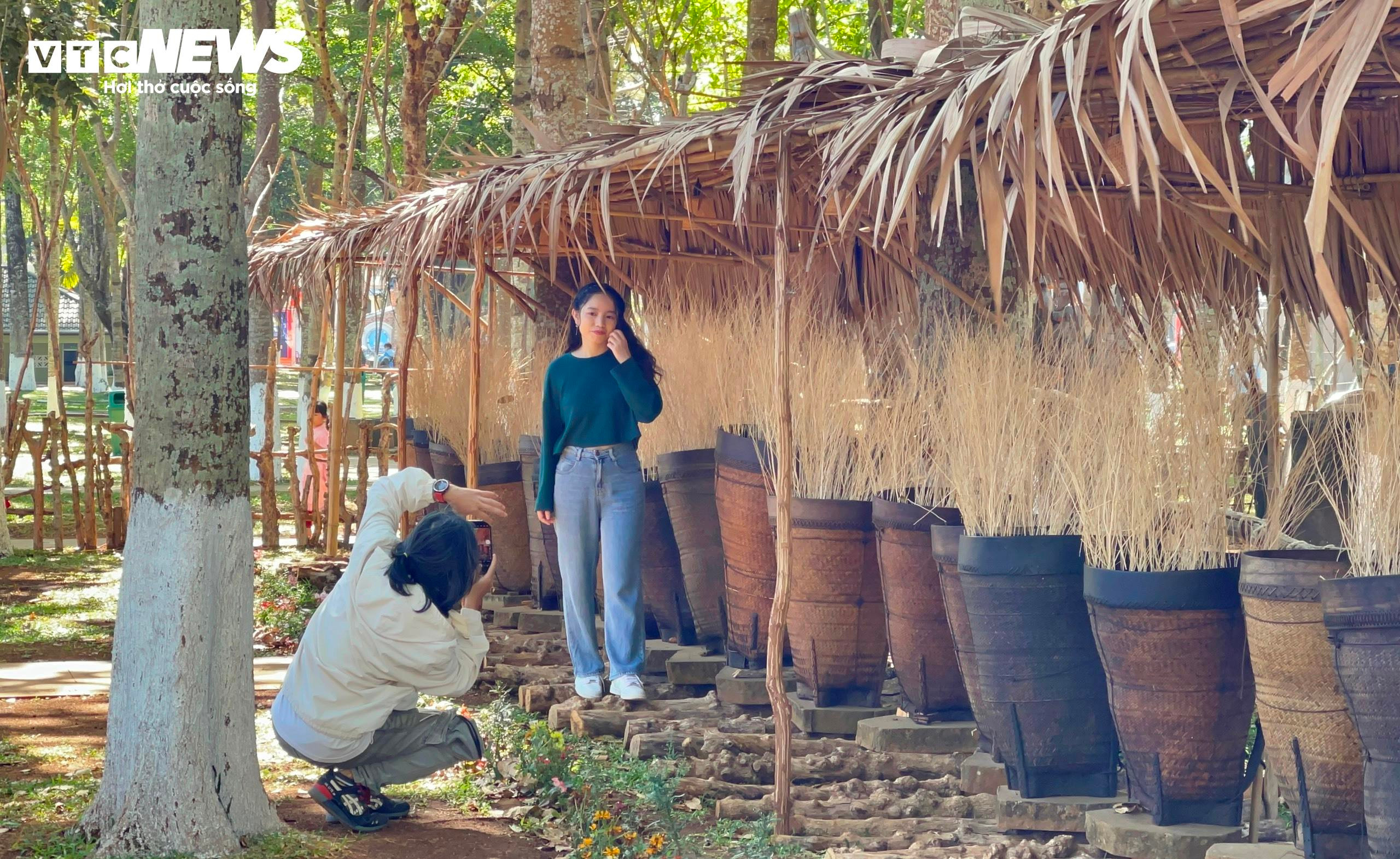 Du khách nườm nượp 'check-in' khu trưng bày hơn 3 vạn hiện vật cổ Tây Nguyên - 9