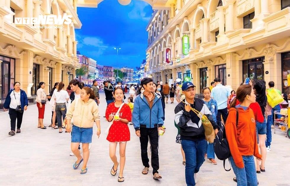Khánh Hòa đón 630 nghìn lượt khách dịp Tết, doanh thu hơn 877 tỷ đồng - 1