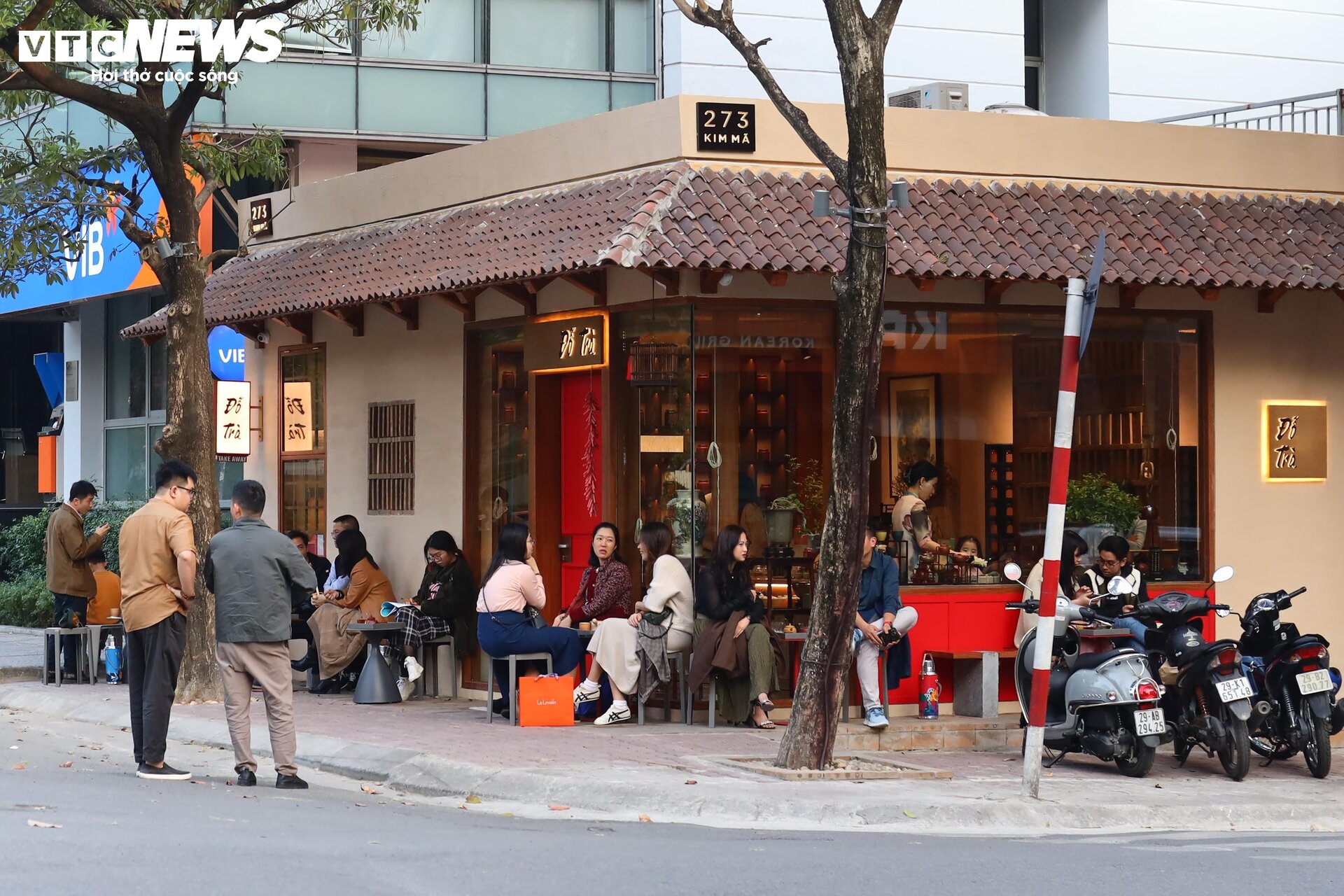 Hà Nội: Hàng quán đông khách, giá cả không tăng trong dịp Tết - 5