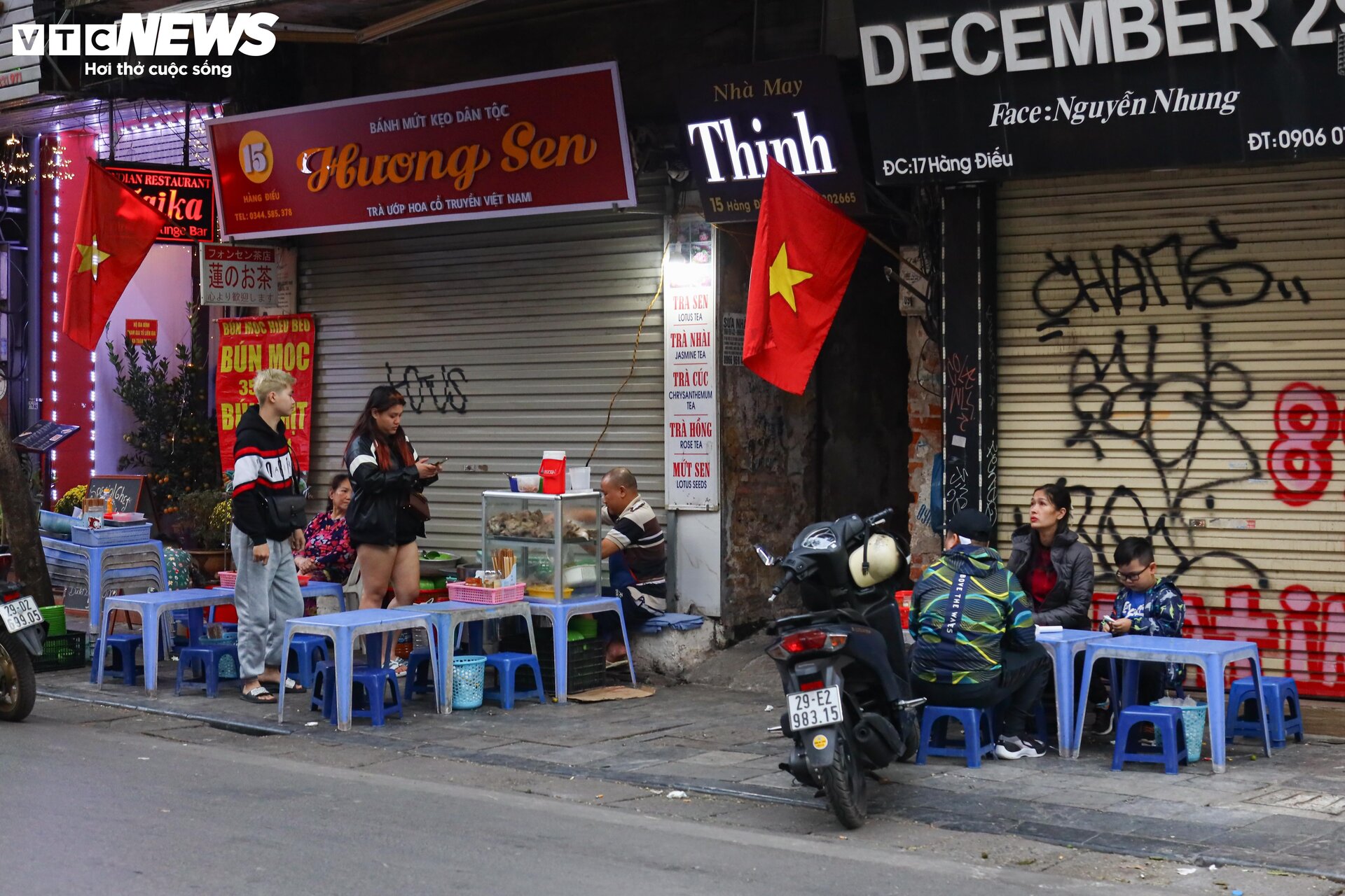 Hà Nội: Hàng quán đông khách, giá cả không tăng trong dịp Tết - 12