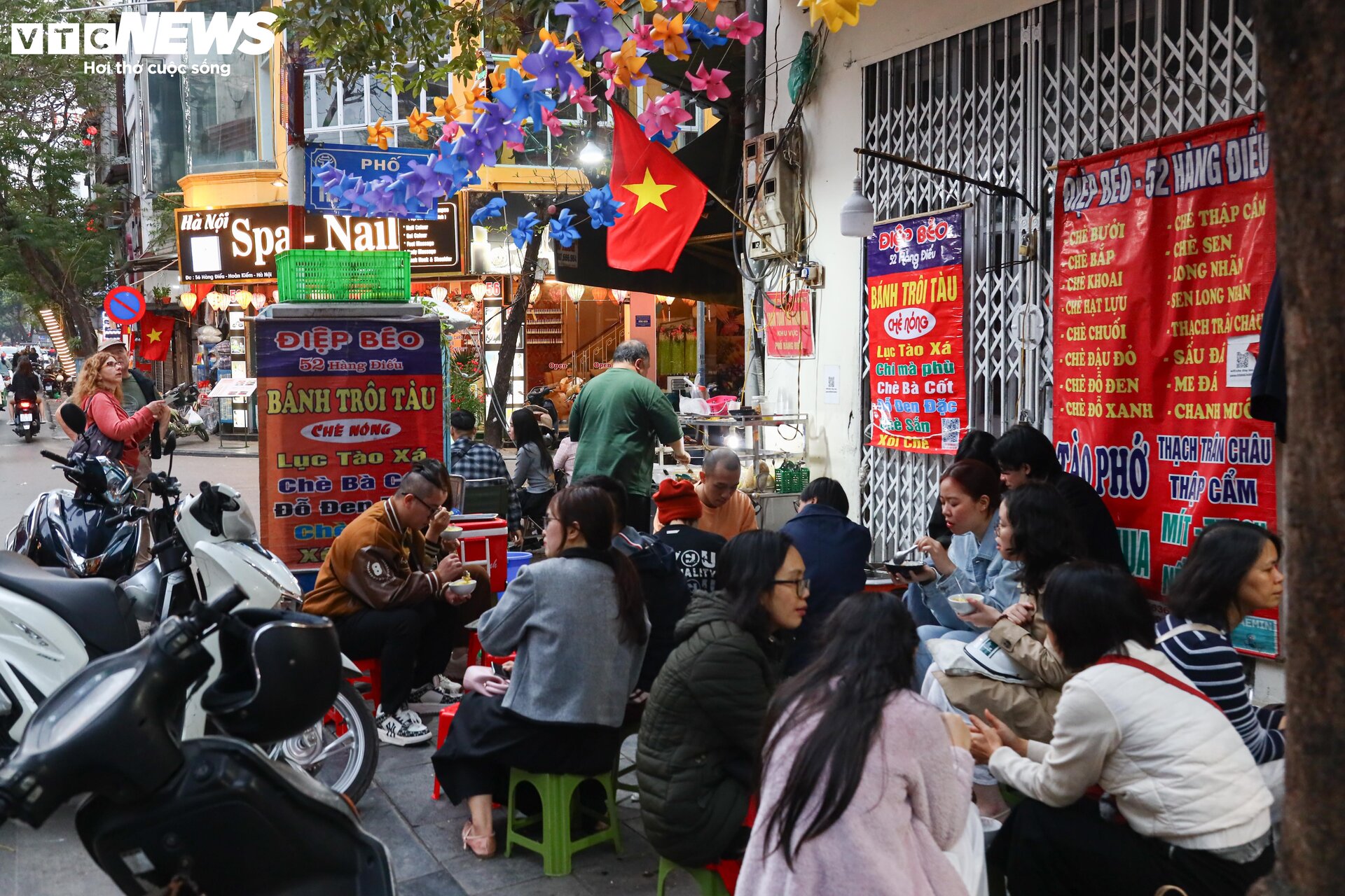 Hà Nội: Hàng quán đông khách, giá cả không tăng trong dịp Tết - 9