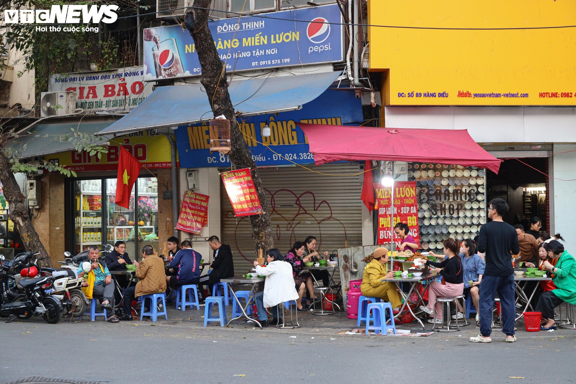 Hà Nội: Hàng quán đông khách, giá cả không tăng trong dịp Tết - 8