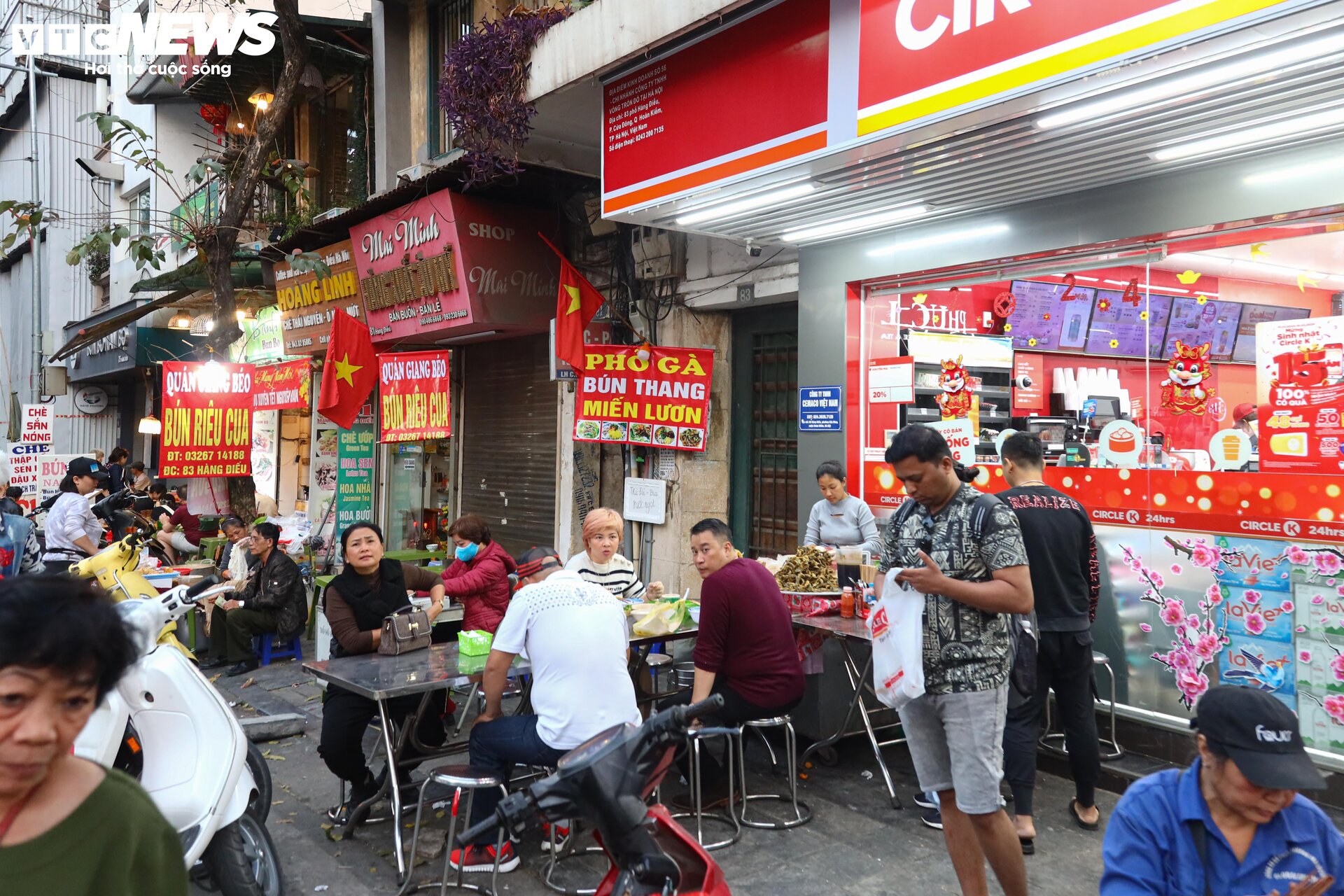 Hà Nội: Hàng quán đông khách, giá cả không tăng trong dịp Tết - 10