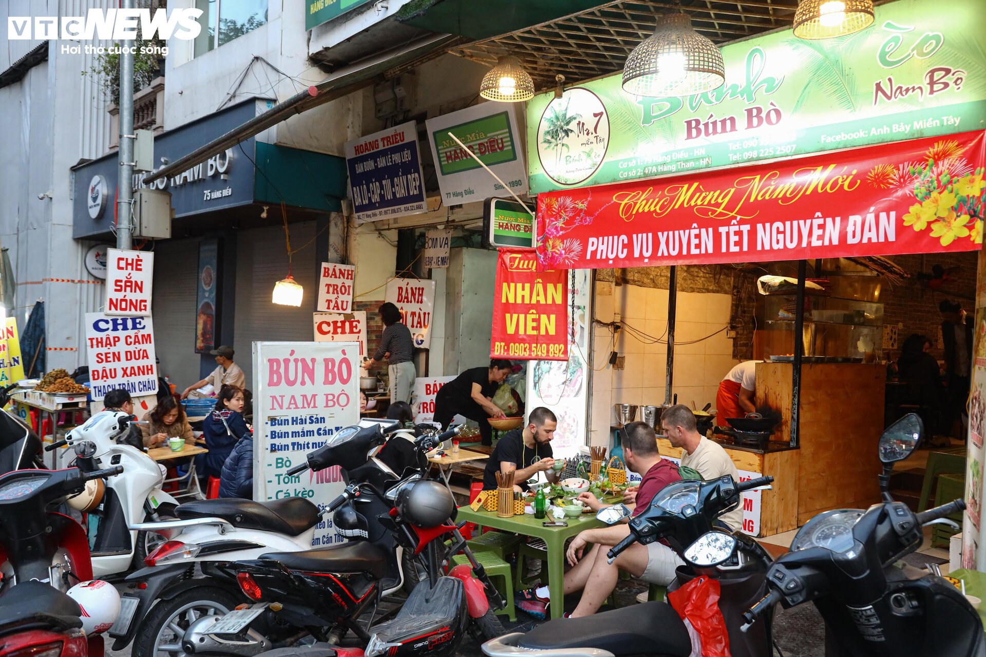 Hà Nội: Hàng quán đông khách, giá cả không tăng trong dịp Tết - 7