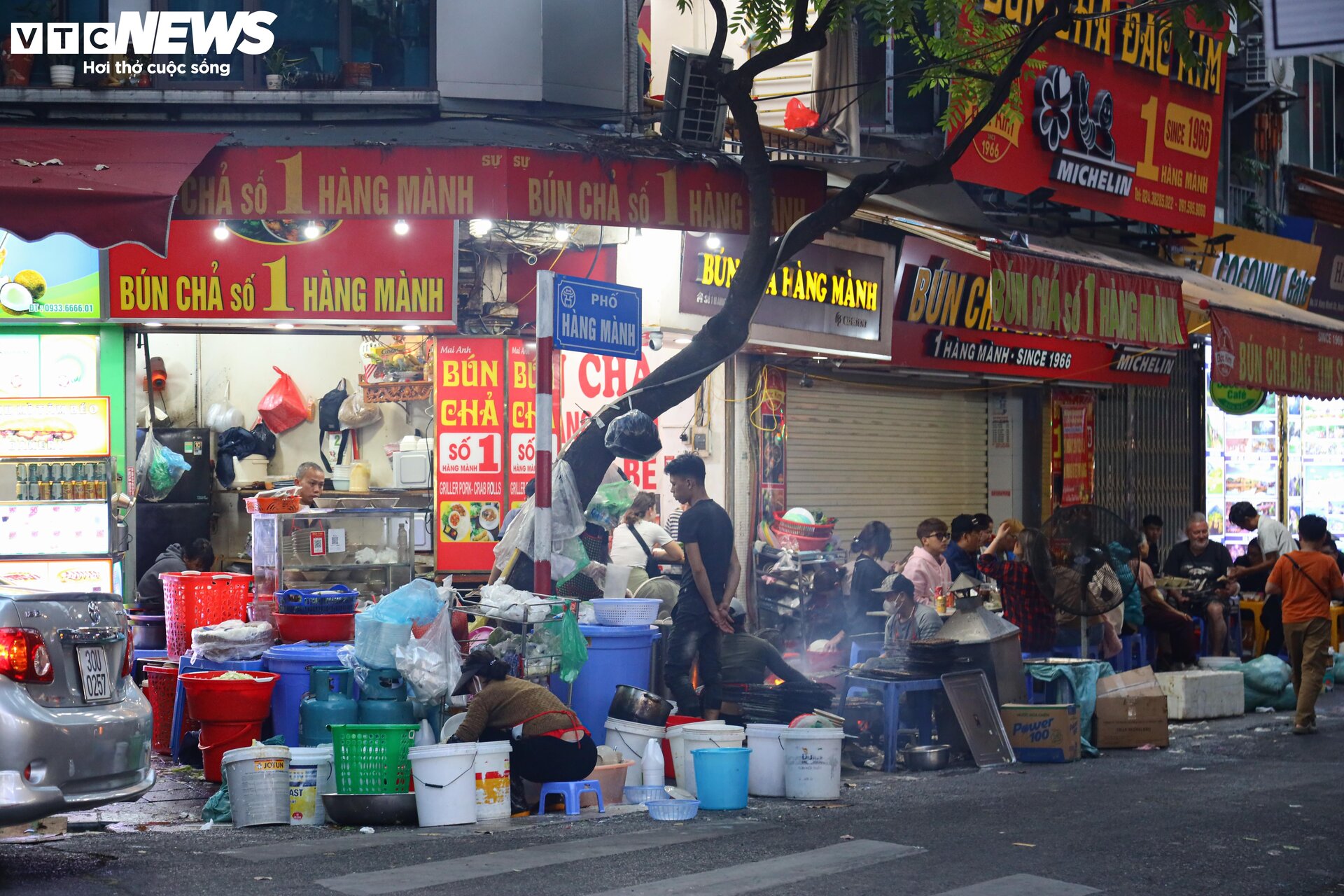 Hà Nội: Hàng quán đông khách, giá cả không tăng trong dịp Tết - 11