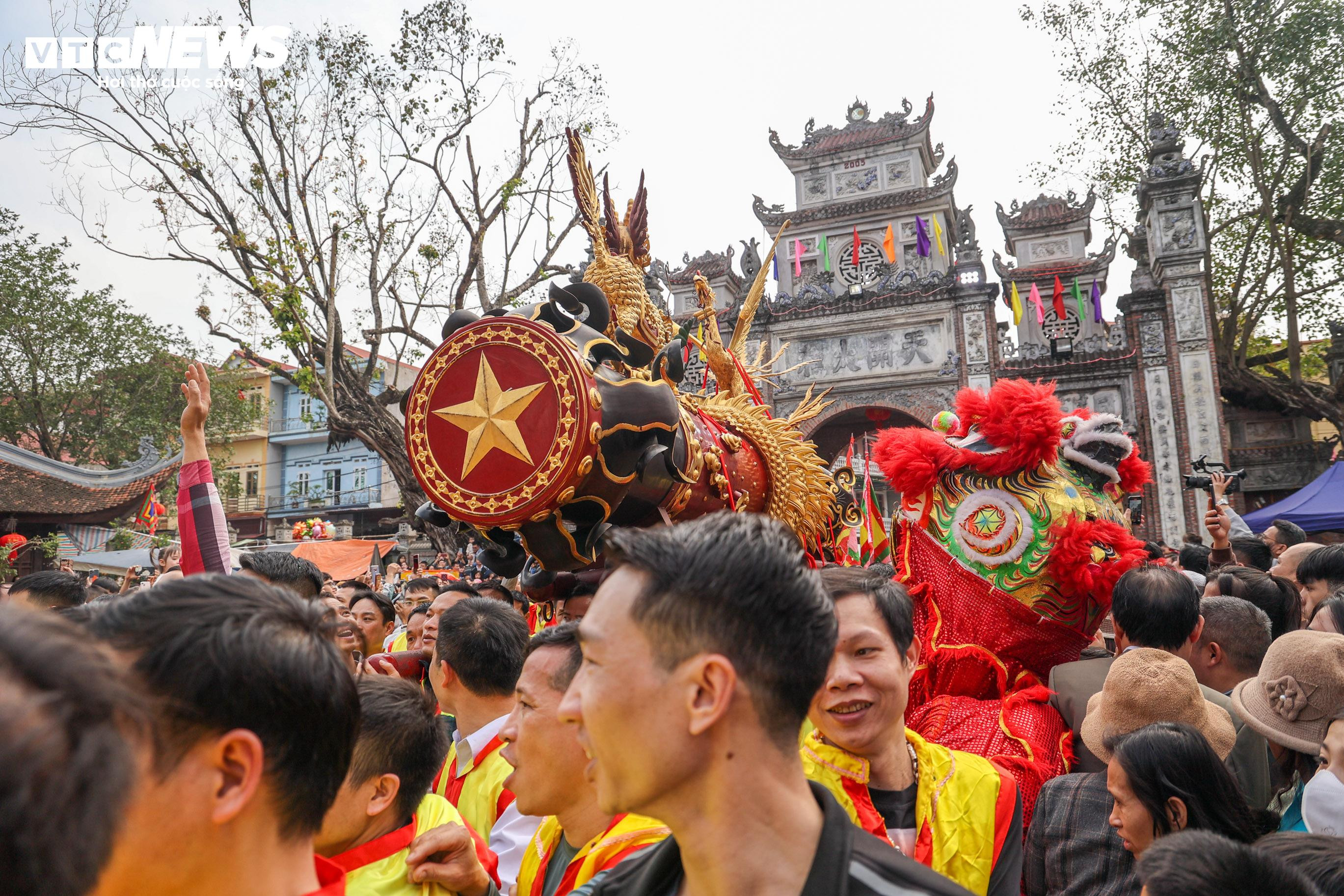 Mùng 4 Tết, làng Đồng Kỵ Bắc Ninh tưng bừng rước đại pháo - 7
