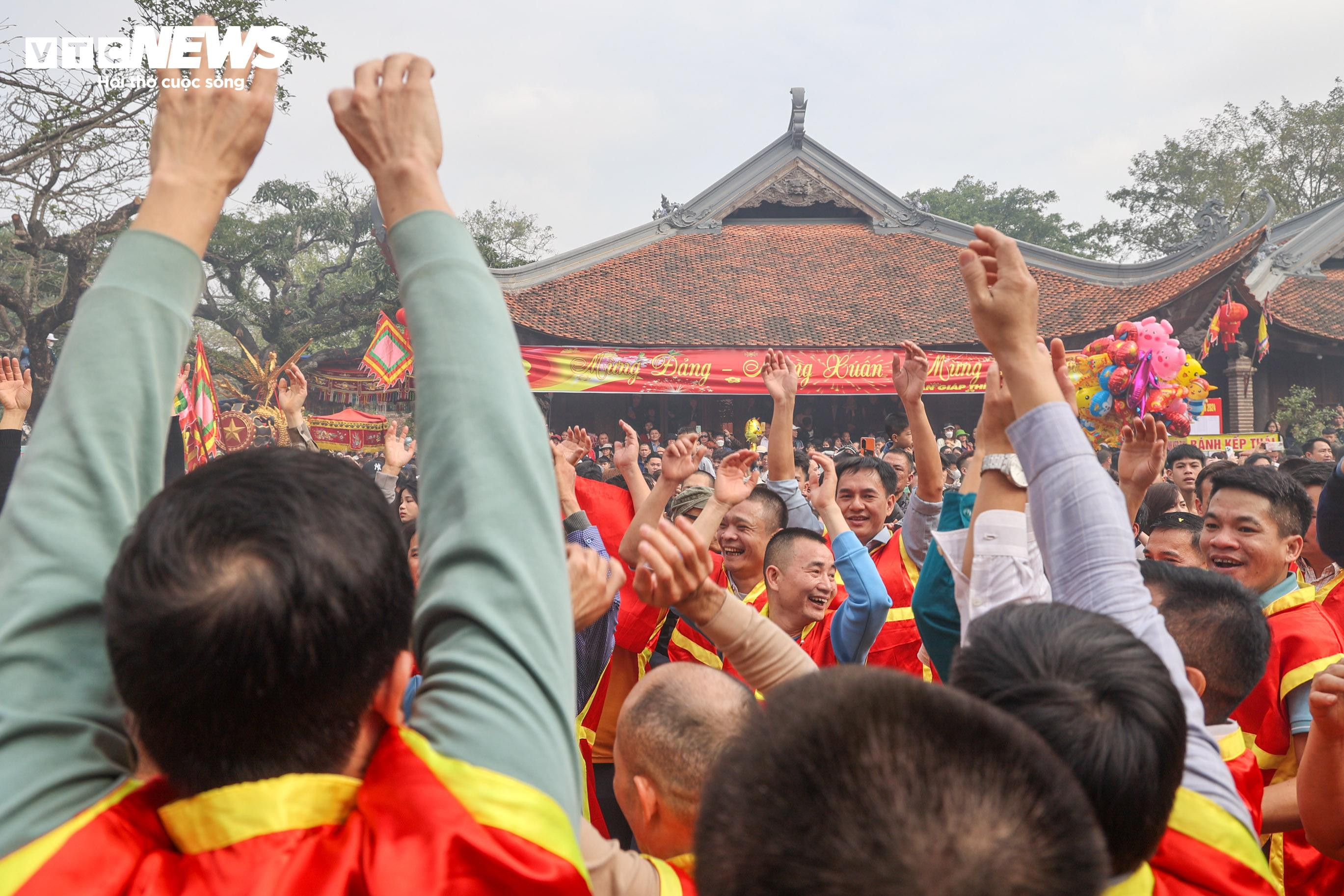 Mùng 4 Tết, làng Đồng Kỵ Bắc Ninh tưng bừng rước đại pháo - 8