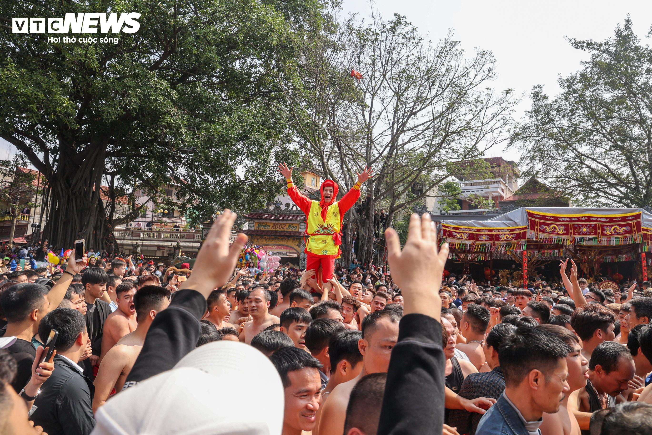 Mùng 4 Tết, làng Đồng Kỵ Bắc Ninh tưng bừng rước đại pháo - 14