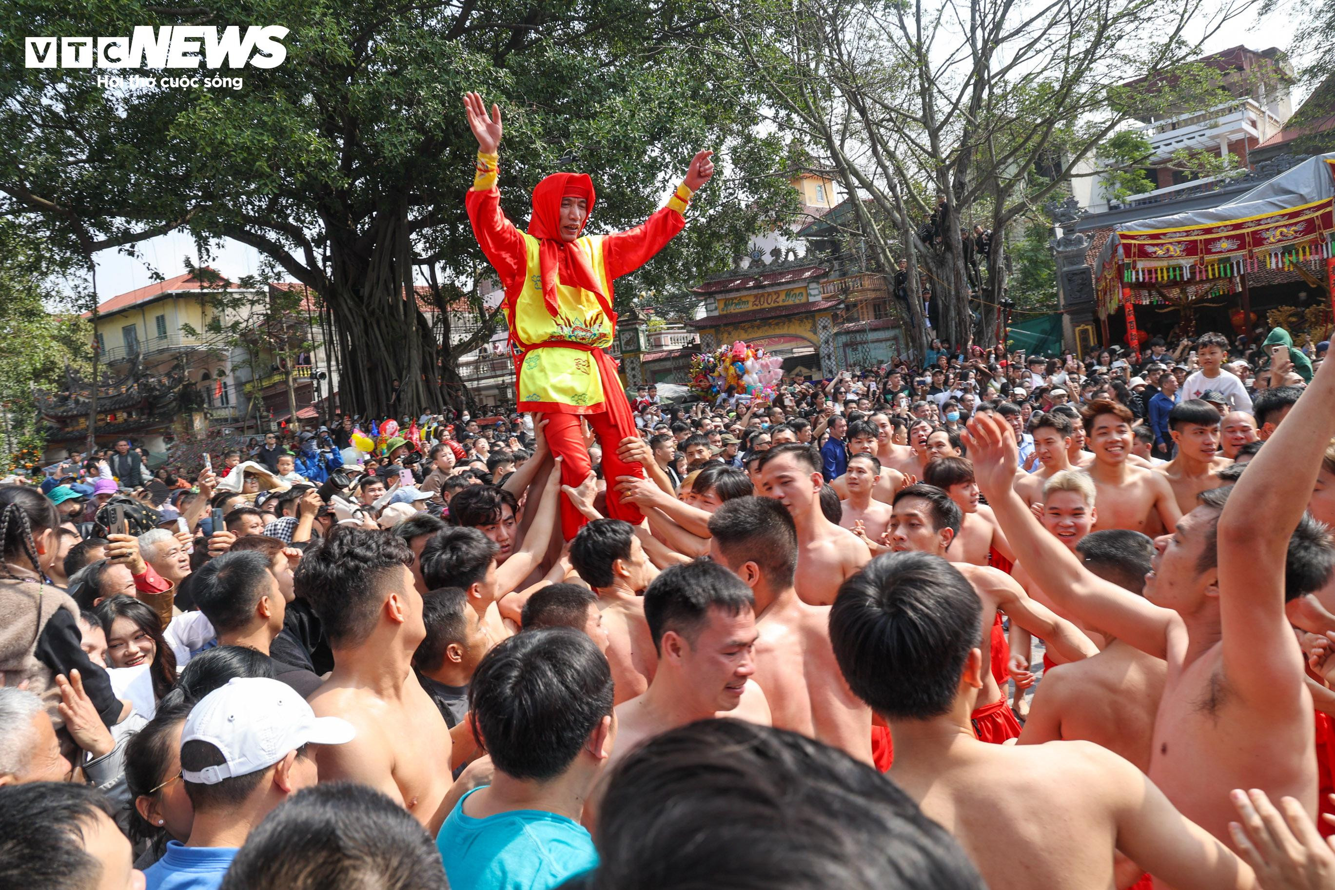 Mùng 4 Tết, làng Đồng Kỵ Bắc Ninh tưng bừng rước đại pháo - 15