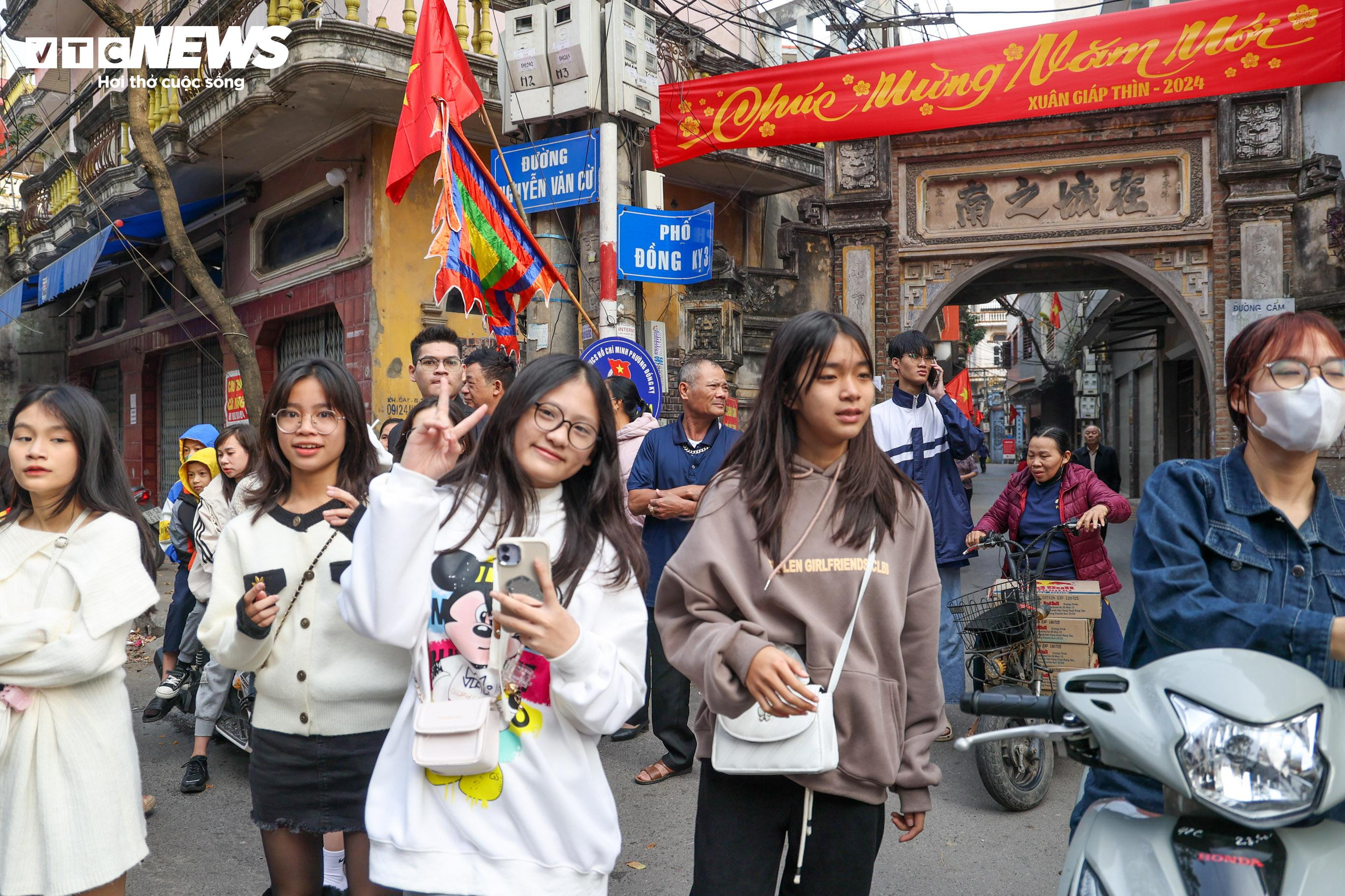 Mùng 4 Tết, làng Đồng Kỵ Bắc Ninh tưng bừng rước đại pháo - 10