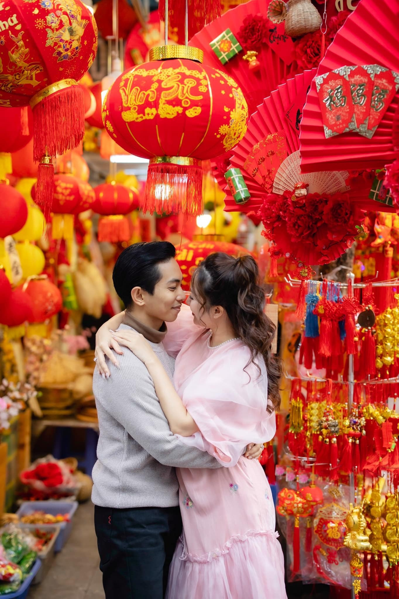 Sao Việt khoe ảnh Valentine: Thanh Hằng hôn chồng, Minh Tú hé lộ ảnh cưới - 12