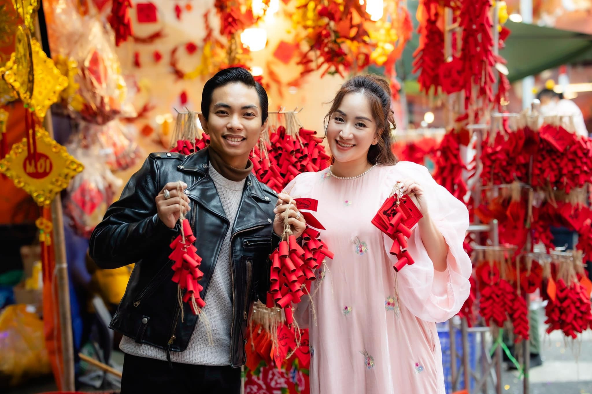 Sao Việt khoe ảnh Valentine: Thanh Hằng hôn chồng, Minh Tú hé lộ ảnh cưới - 11