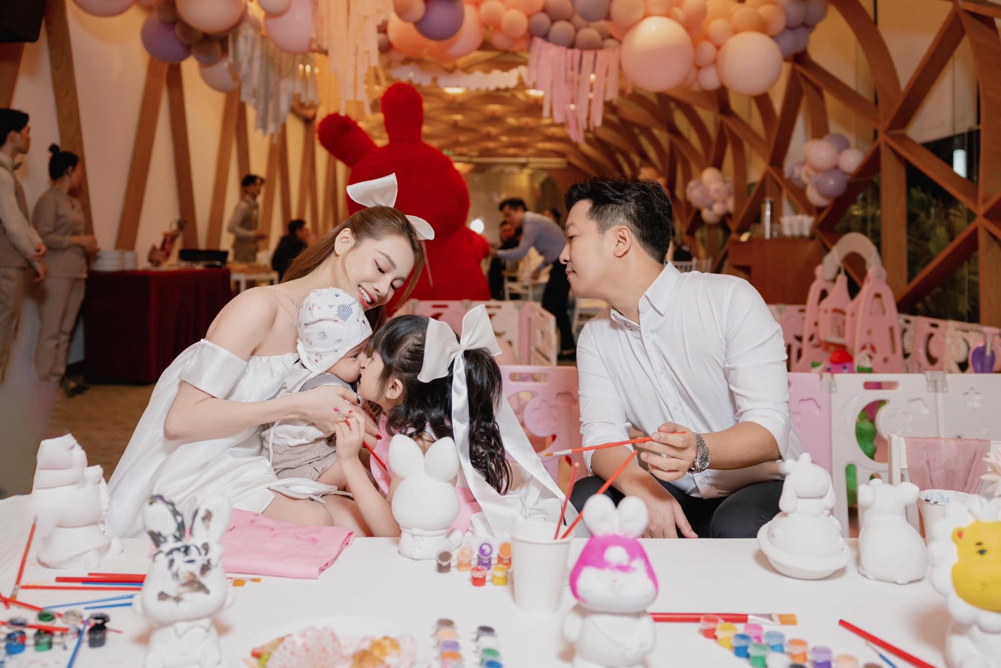 Sao Việt 15/2: Nhã Phương hé lộ mặt quý tử, Hương Giang úp mở có tình mới - 1