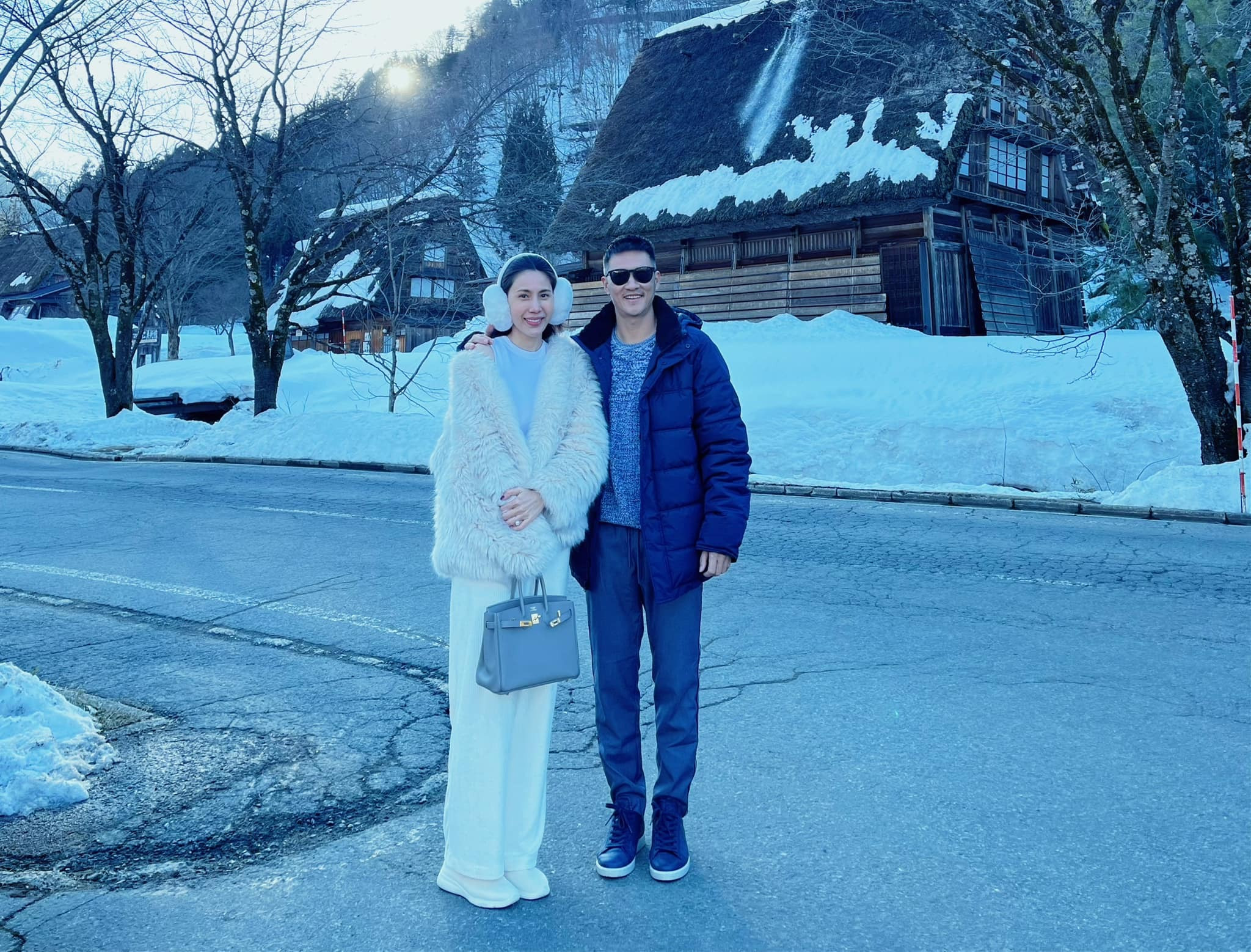 Sao Việt khoe ảnh Valentine: Thanh Hằng hôn chồng, Minh Tú hé lộ ảnh cưới - 8