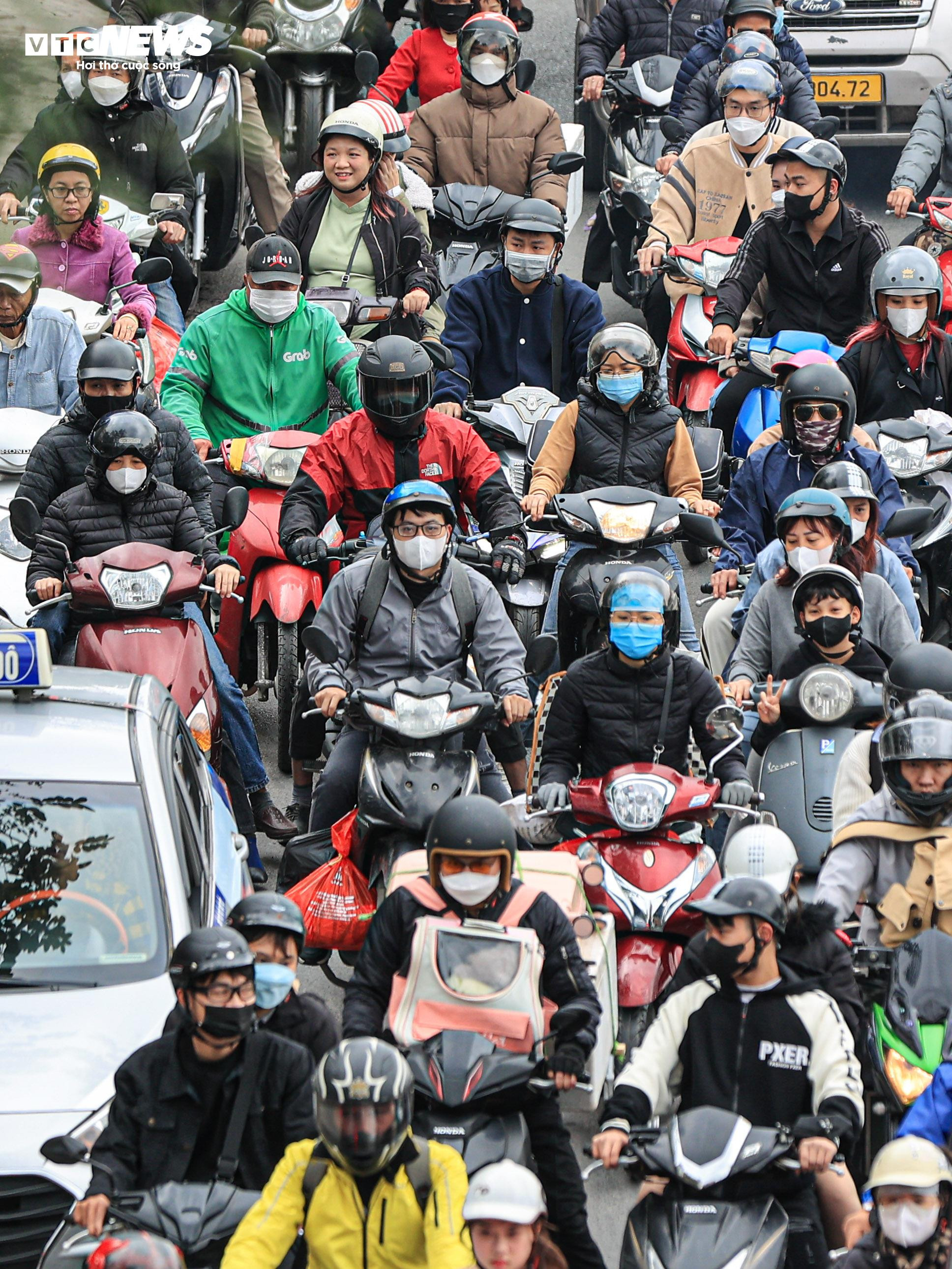 Dòng người ùn ùn đổ về sau Tết, cửa ngõ Hà Nội, TP.HCM tắc cứng - 9