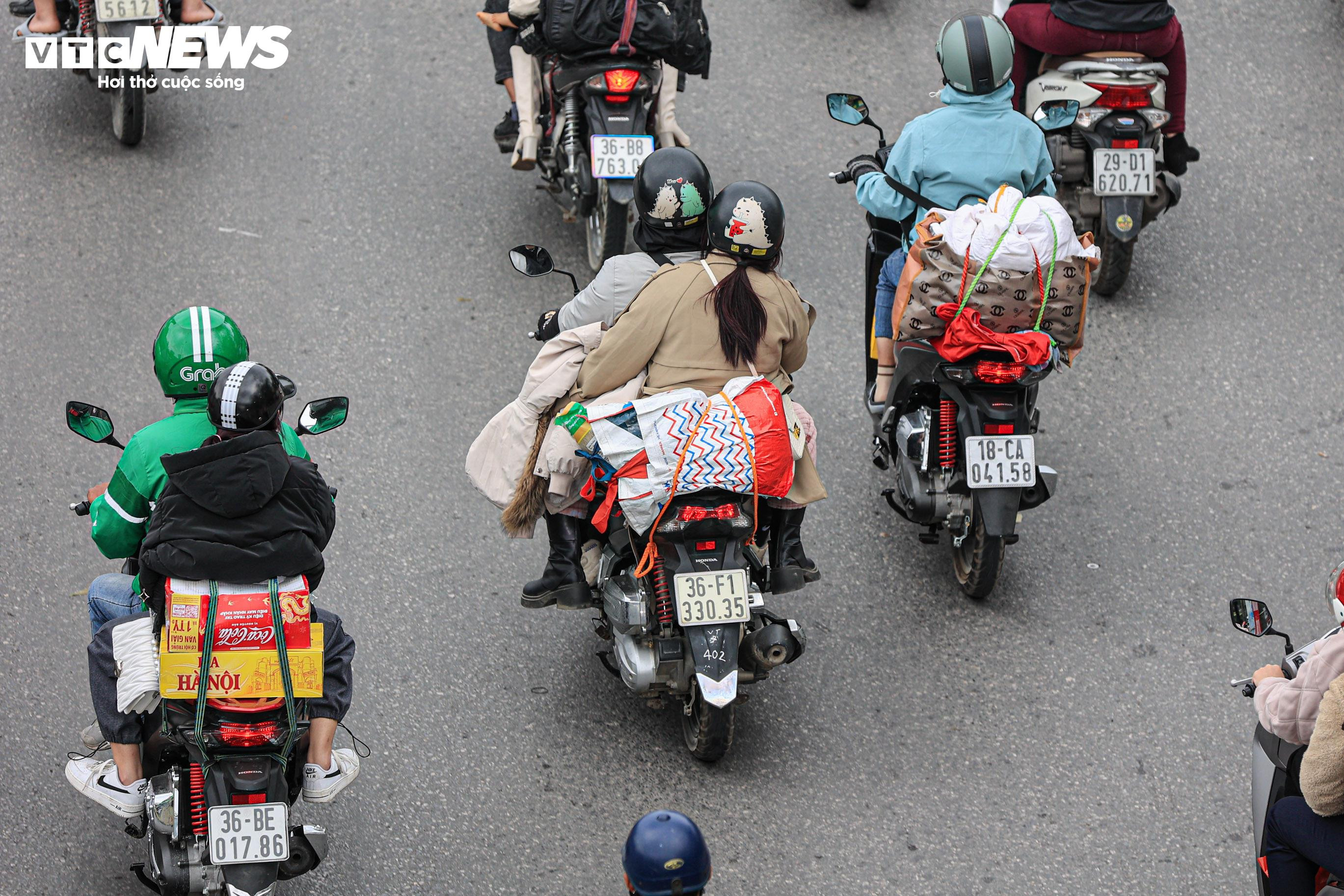 Dòng người ùn ùn đổ về sau Tết, cửa ngõ Hà Nội, TP.HCM tắc cứng - 12